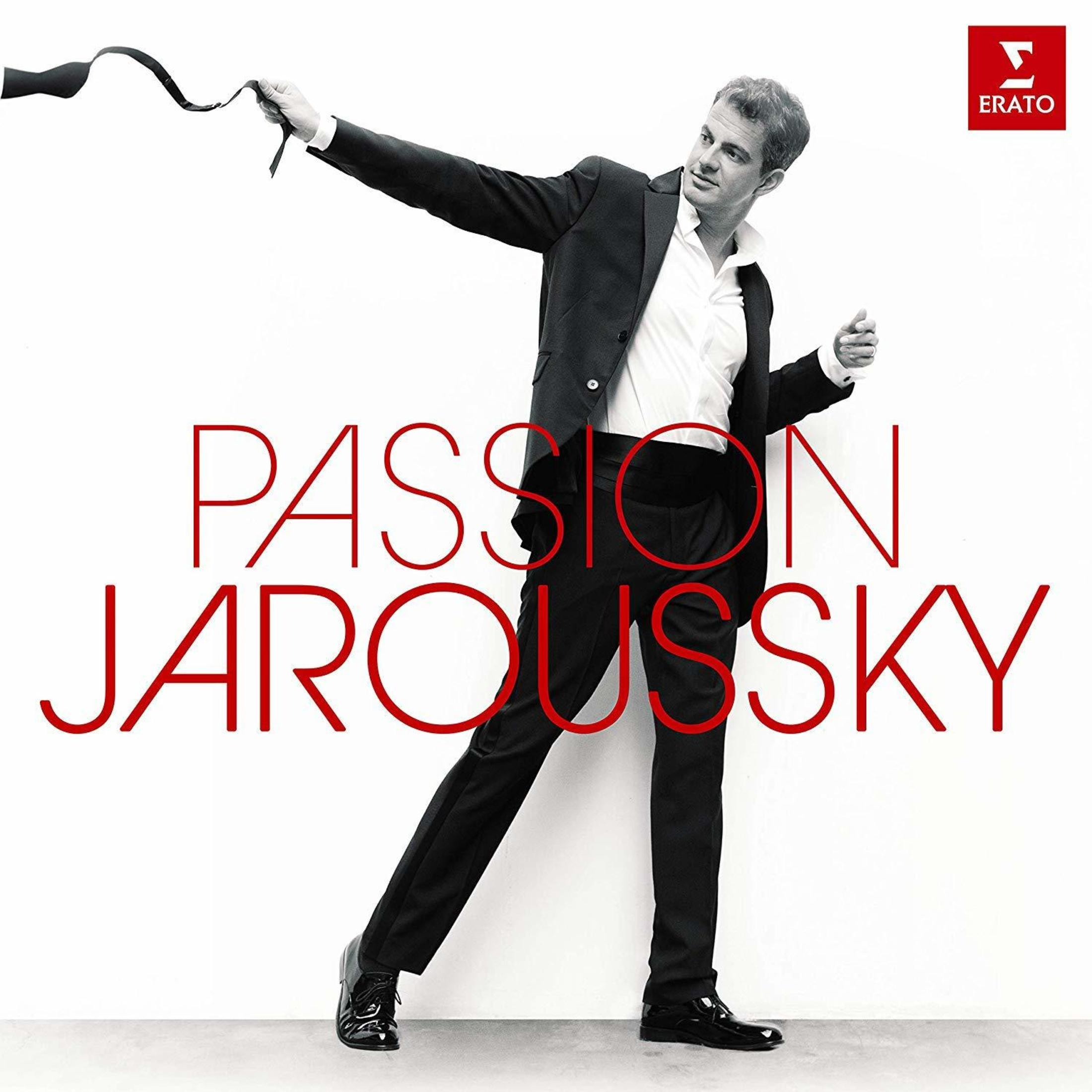 Un uomo in giacca e cravatta tiene un cravattino. Il testo „PASSION JAROUSSKY“ è accanto.