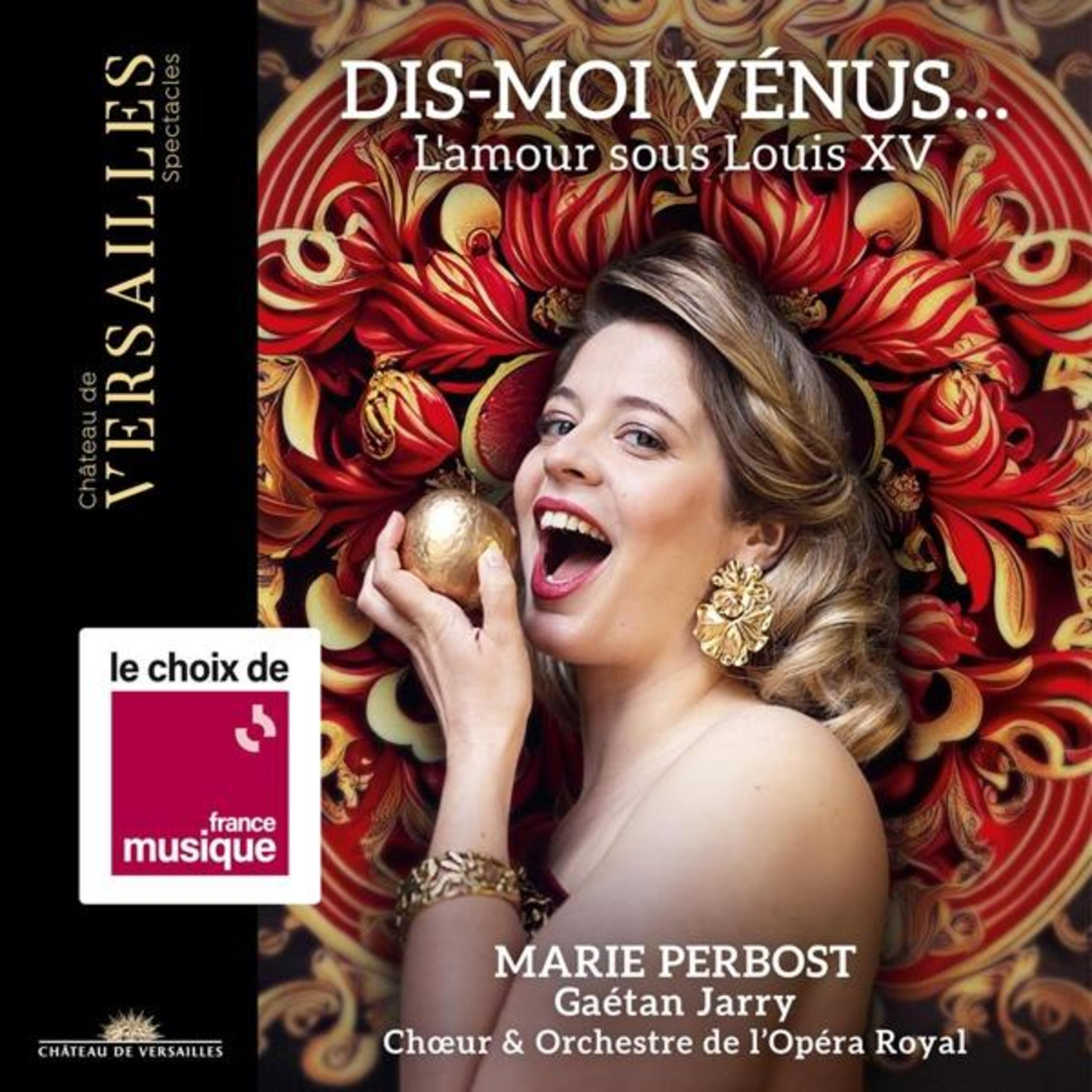 Donna tiene frutto dorato davanti a sfondo opulento, poster opera.