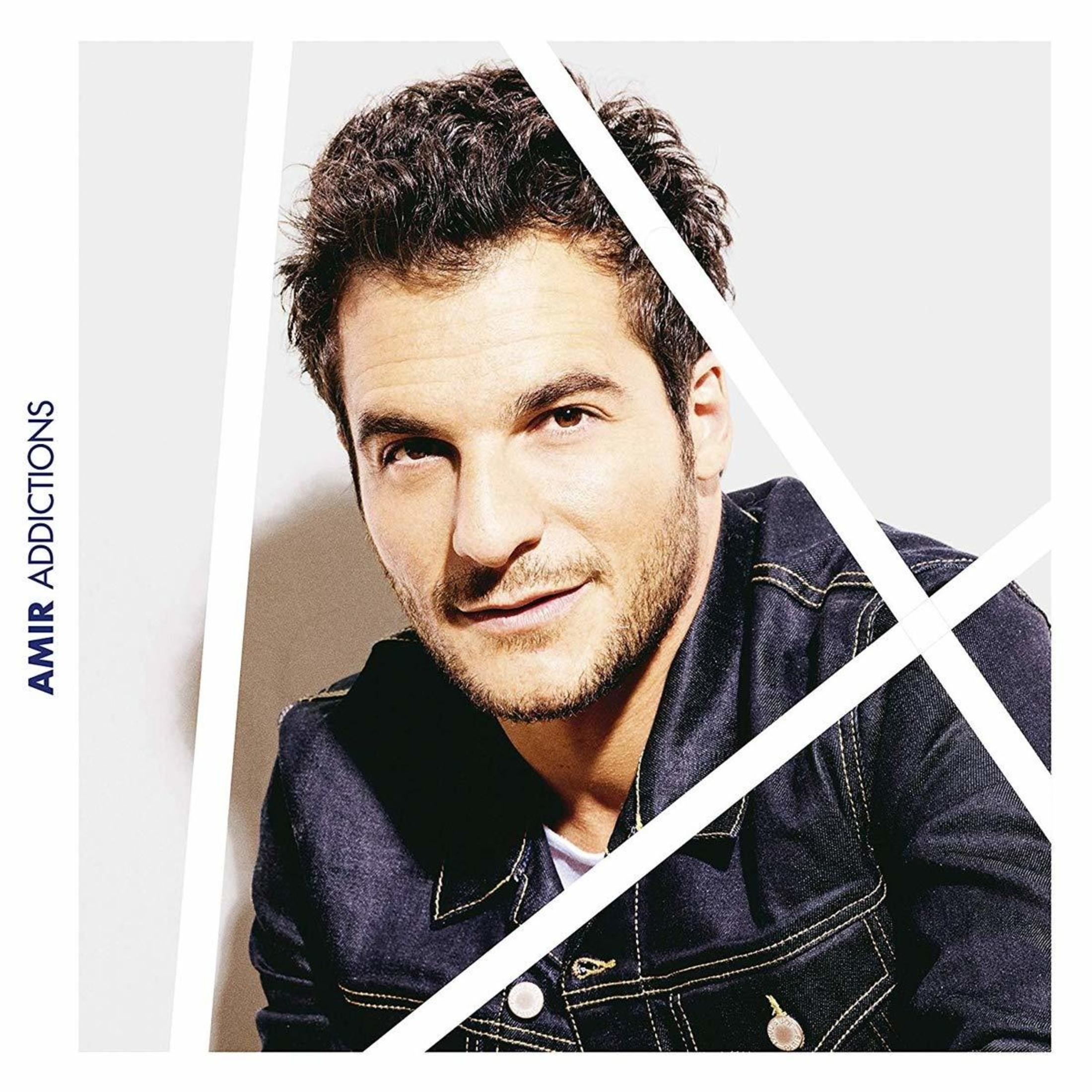 Uomo con capelli scuri indossa giacca di jeans, sfondo bianco.