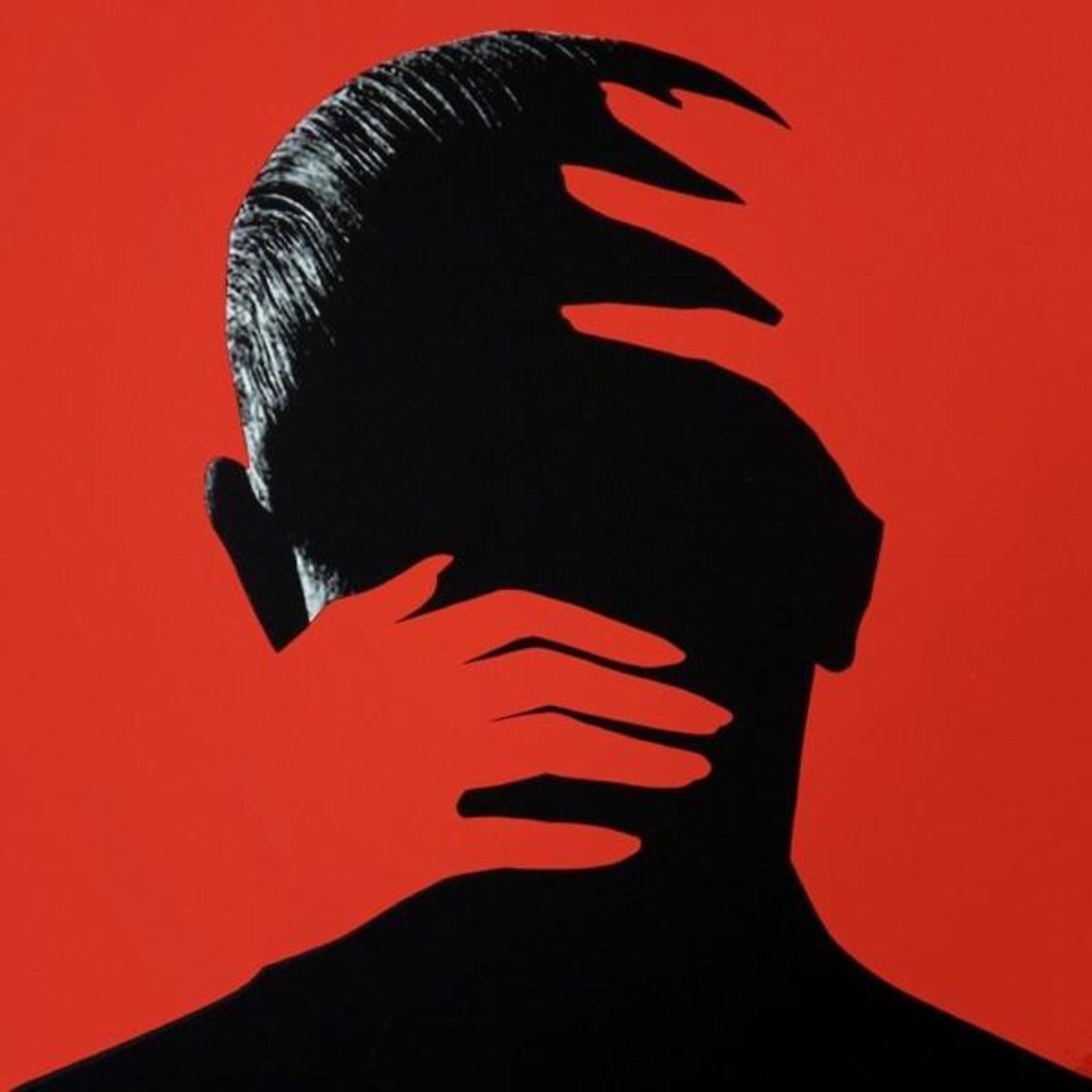 Silhouette nera di una testa con mani rosse che coprono il viso.