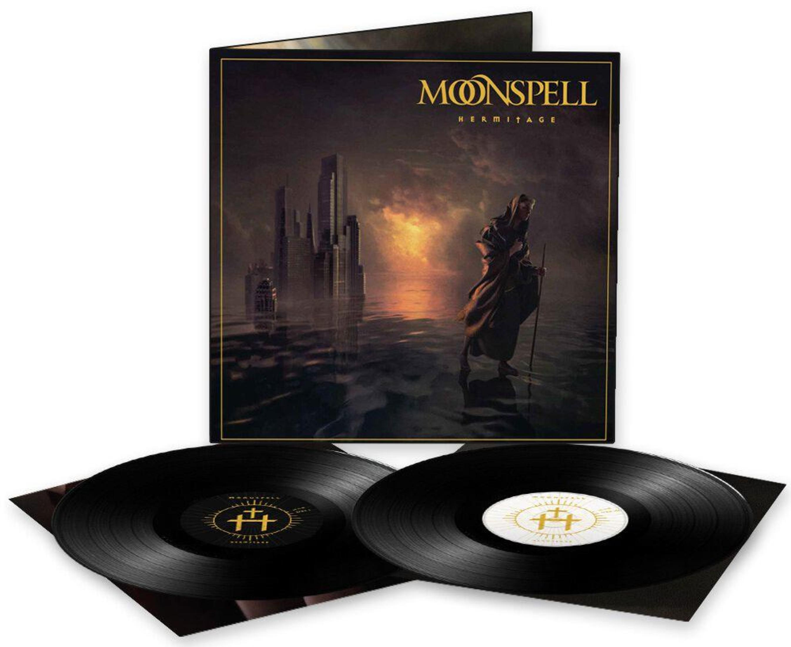 Copertina album con due dischi in vinile nero. Una figura sta nell'acqua davanti a una città.