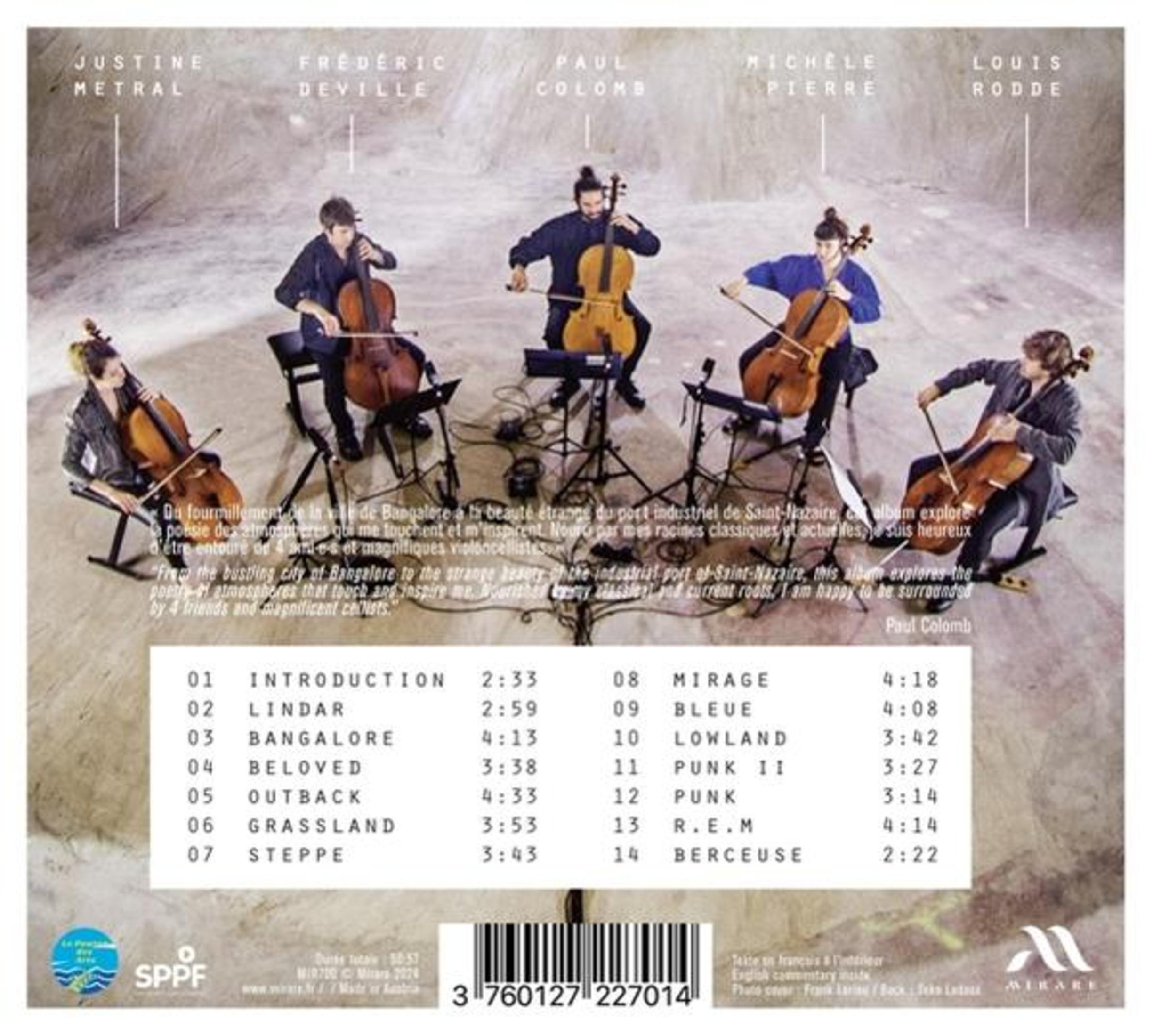 Cinque violoncellisti suonano su un palco, con nomi sopra.