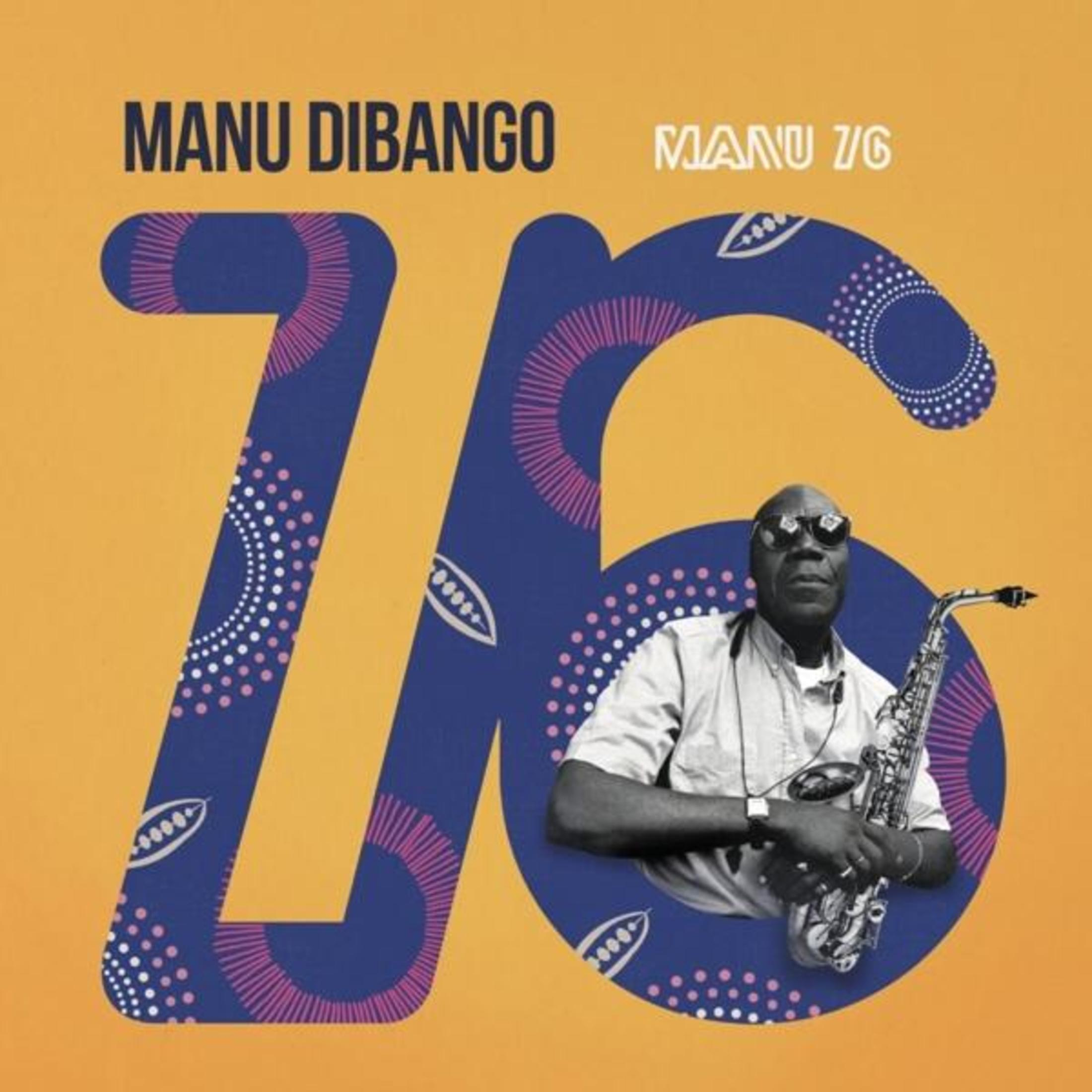 Manu Dibango suona il sassofono davanti a un grande 76 blu su sfondo giallo.