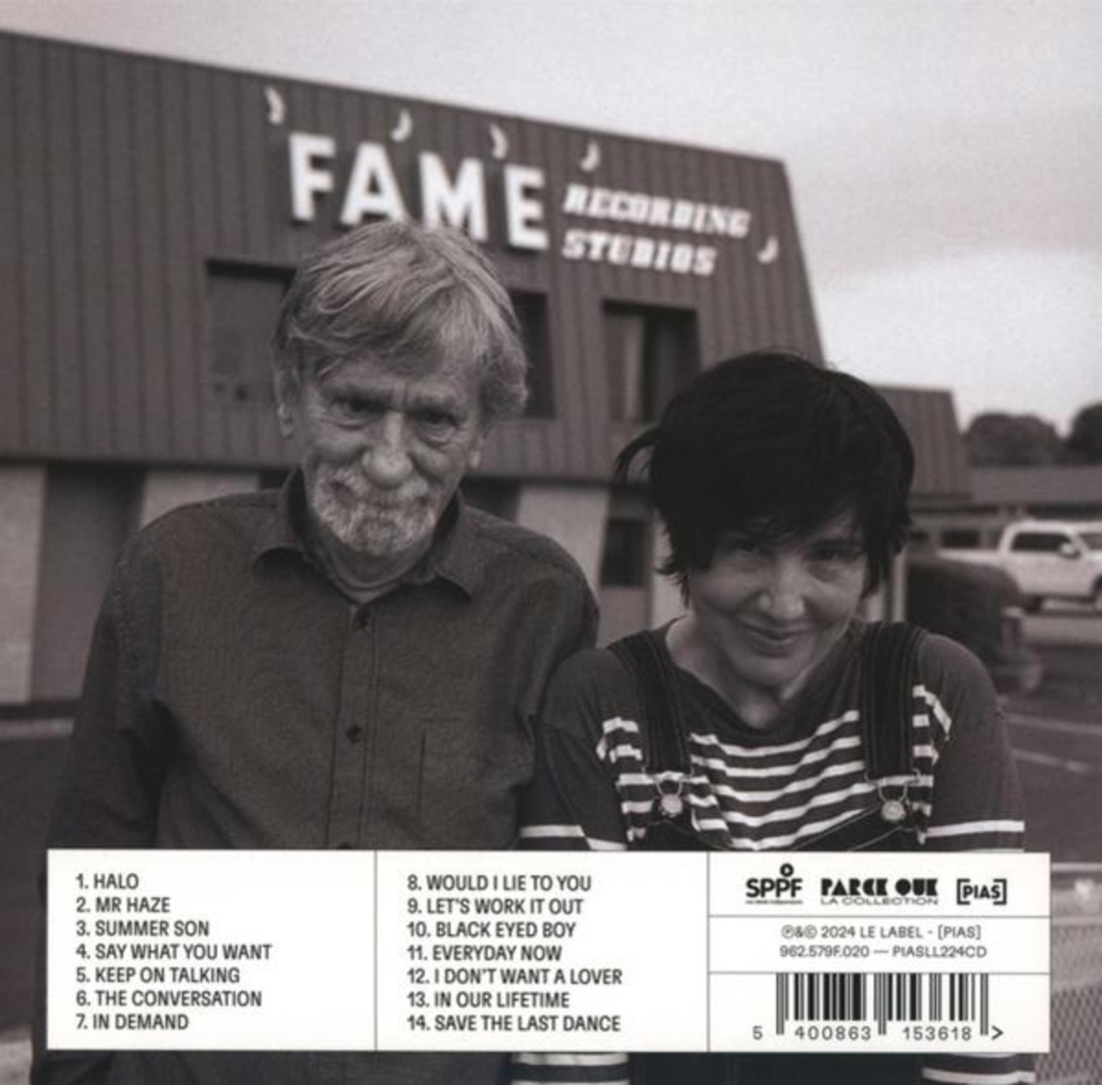 Due persone davanti a un edificio con la scritta "FAME RECORDING STUDIOS".