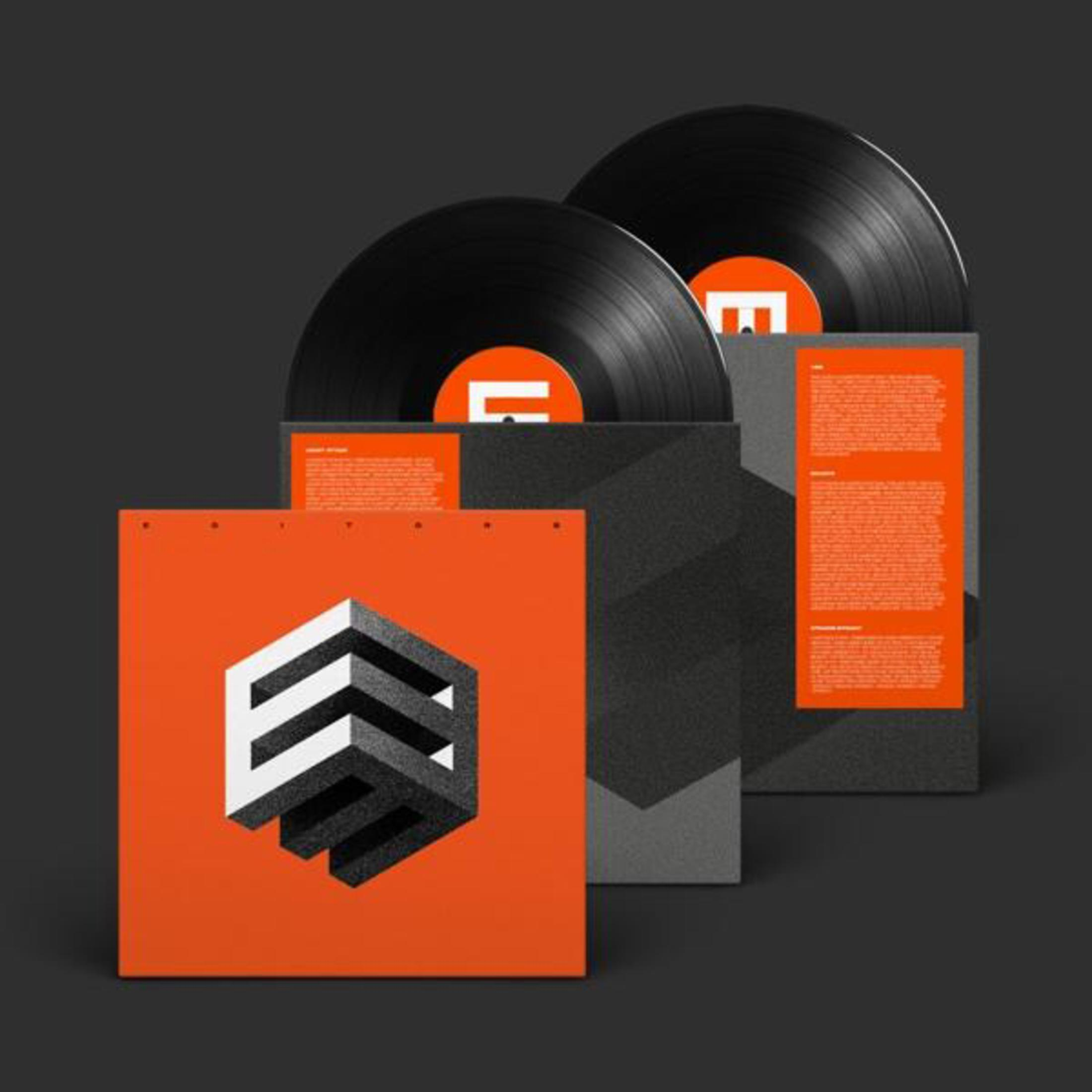 Due dischi in vinile neri in custodie arancioni con logo geometrico.