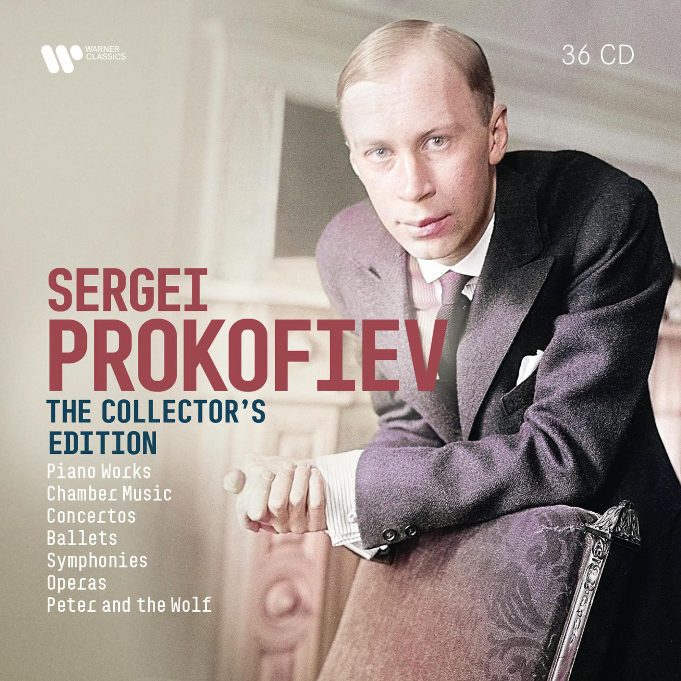 Un uomo in giacca e cravatta si appoggia a una sedia. Sergei Prokofiev, Edizione da Collezione 36 CD.