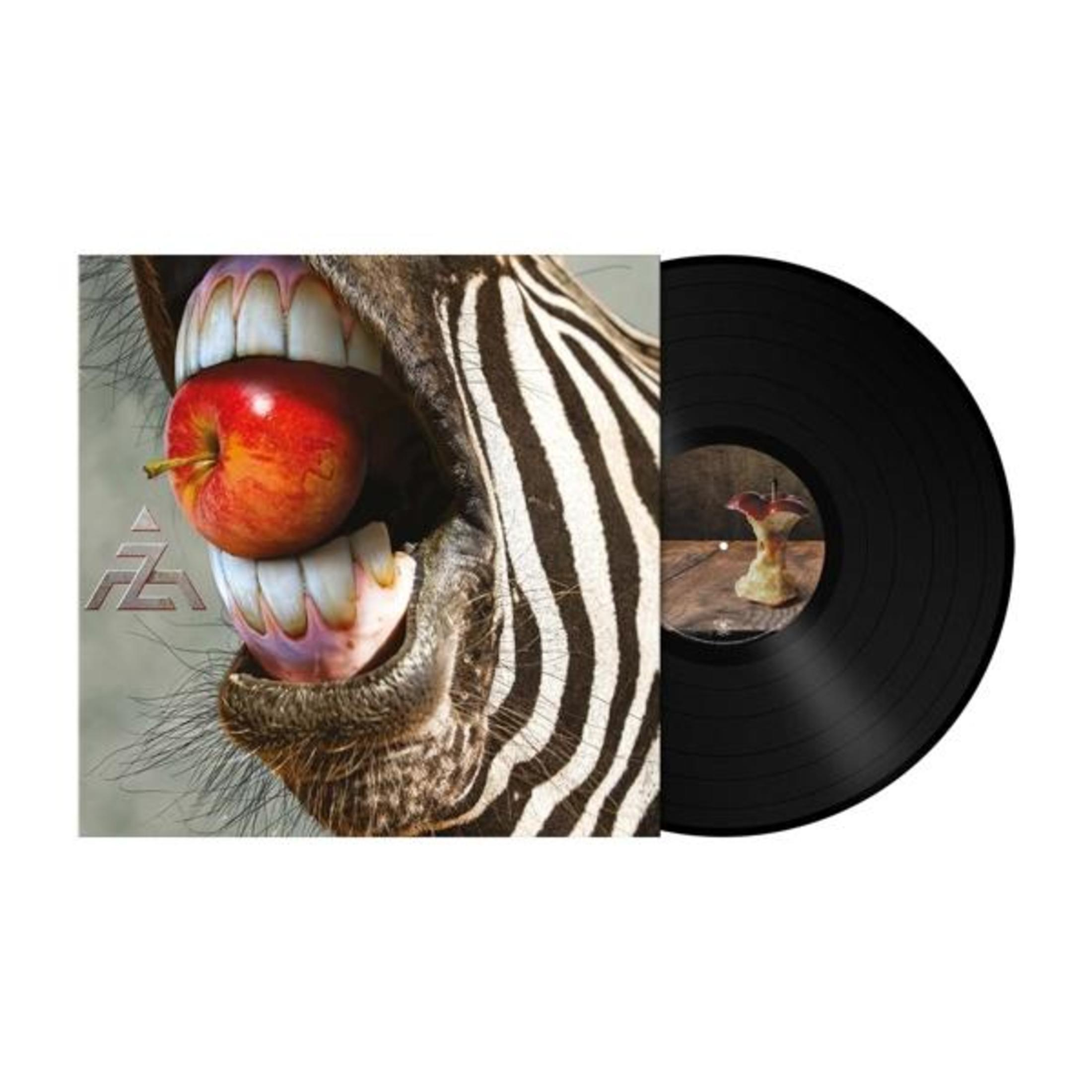 Una zebra con una mela rossa in bocca accanto a un disco in vinile.