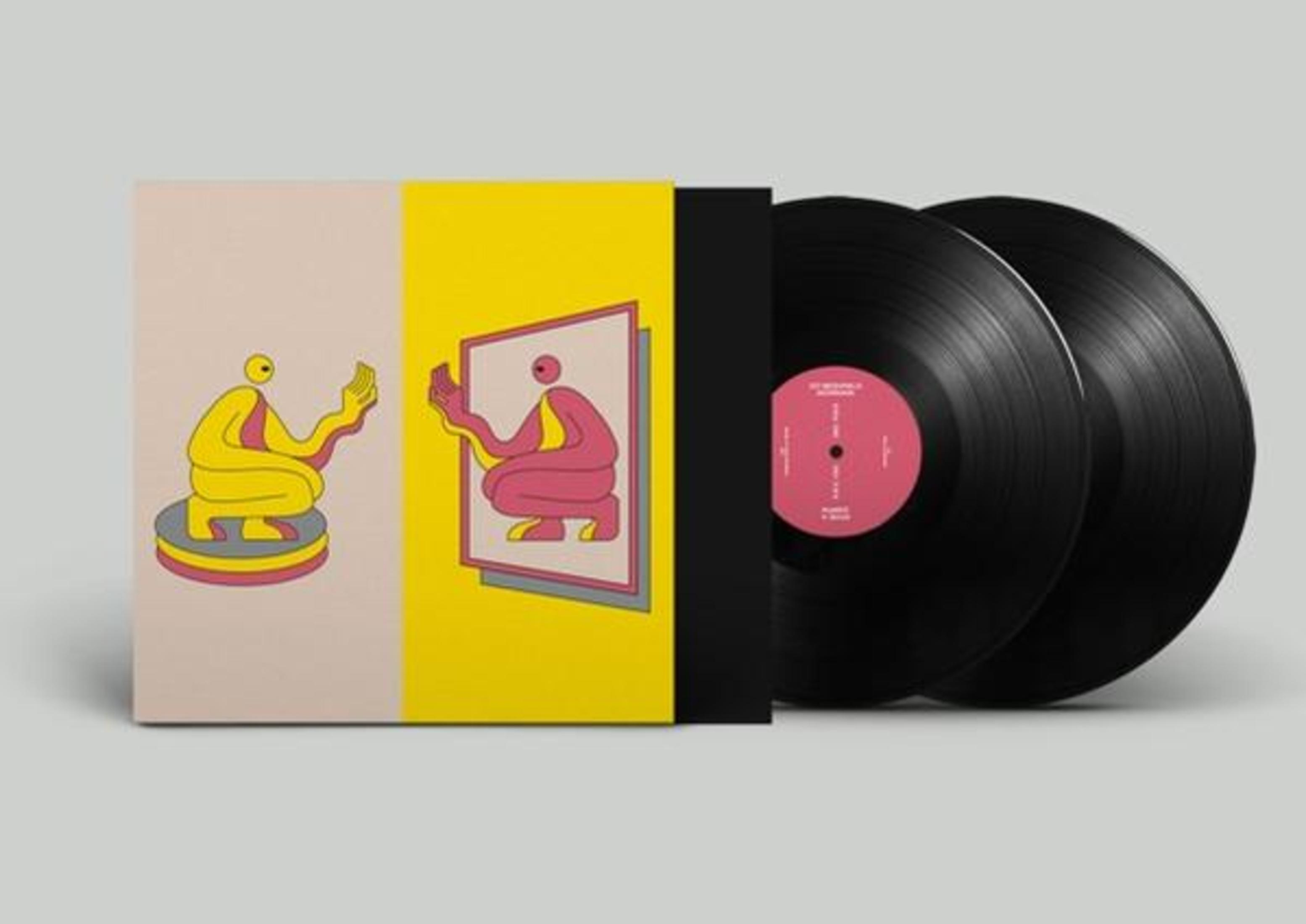 Copertina album con due dischi in vinile nero. Una figura su piedistallo.