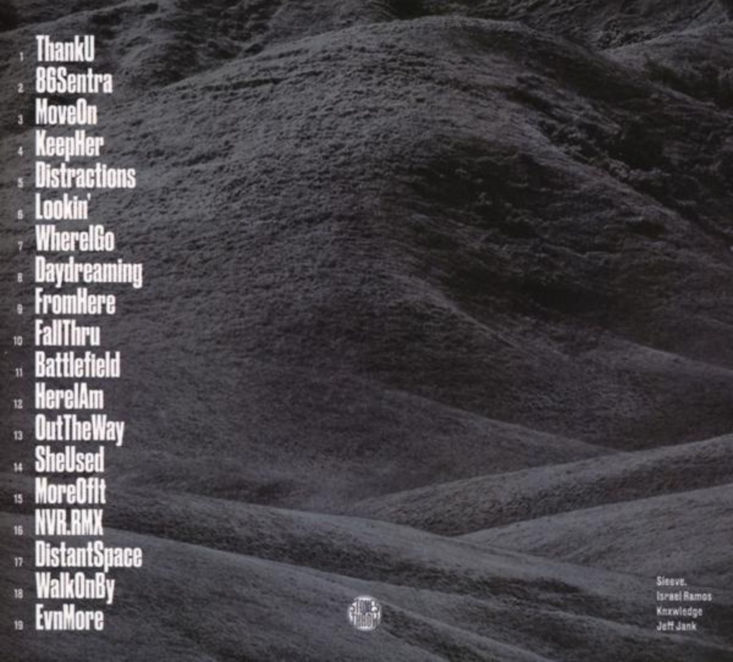 Colline nere con titoli di canzoni e nomi di artisti a sinistra e a destra.