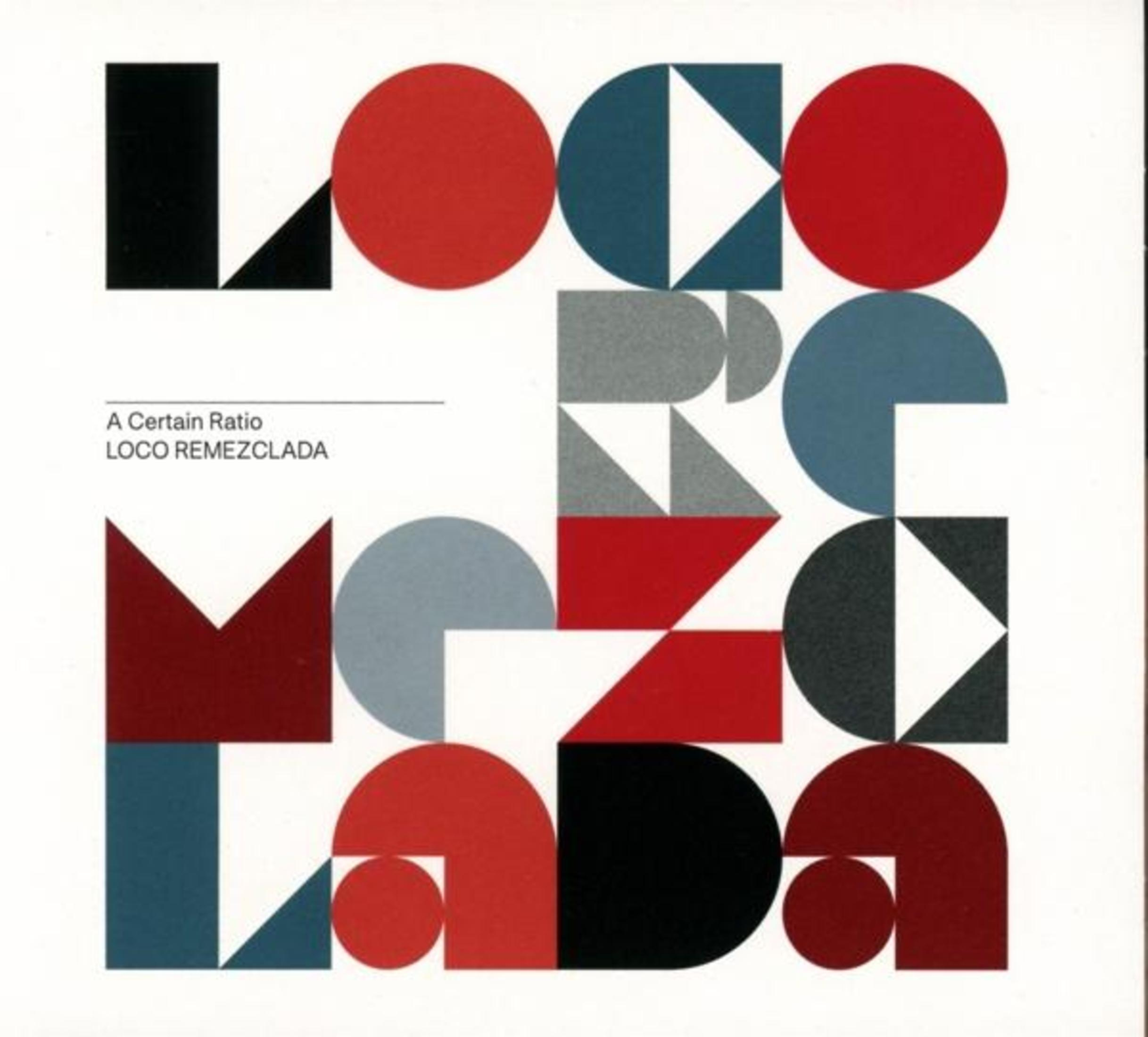 Forme geometriche astratte in rosso, blu, grigio e nero su sfondo bianco.