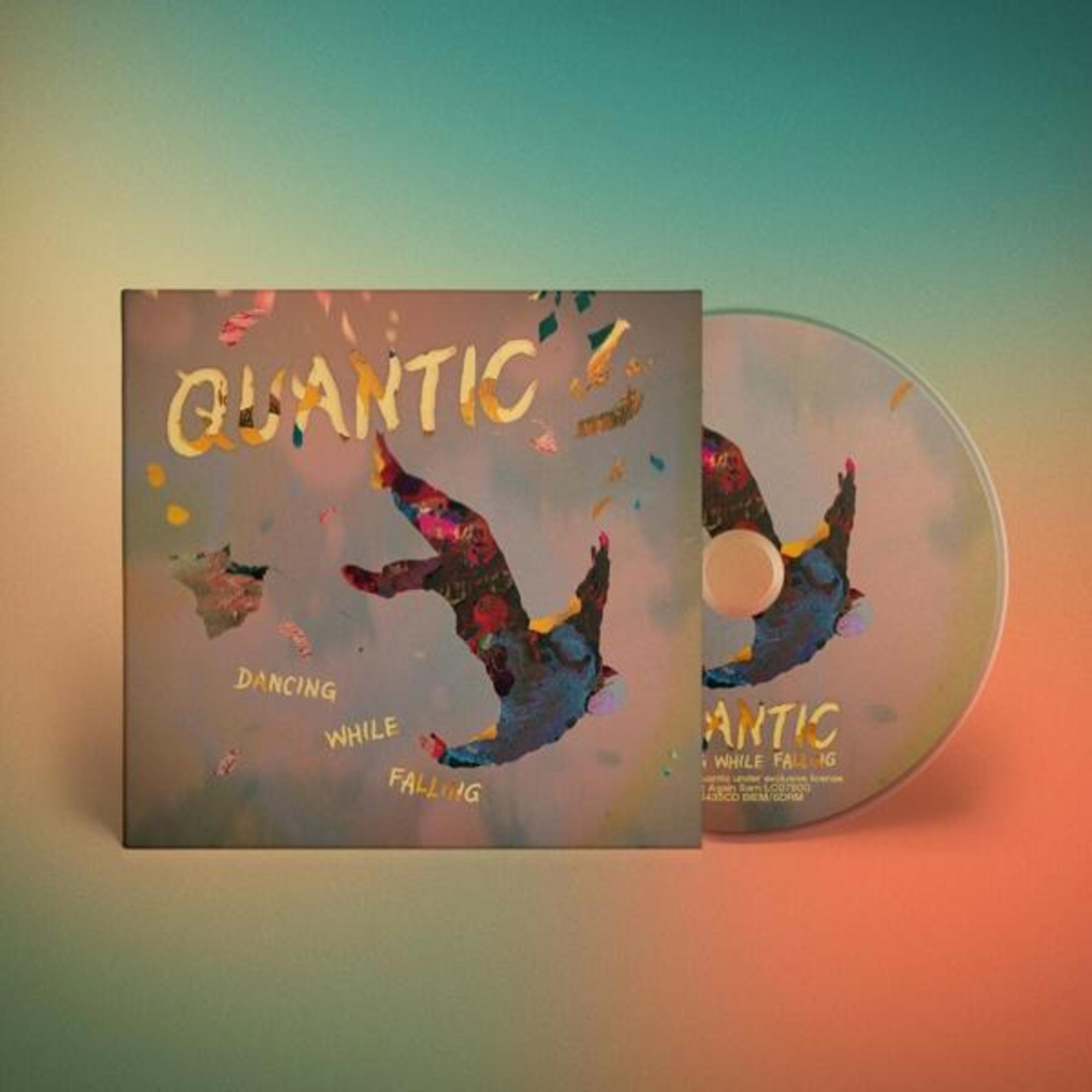 Copertina CD titolo "Quantic" e figure danzanti su sfondo grigio.