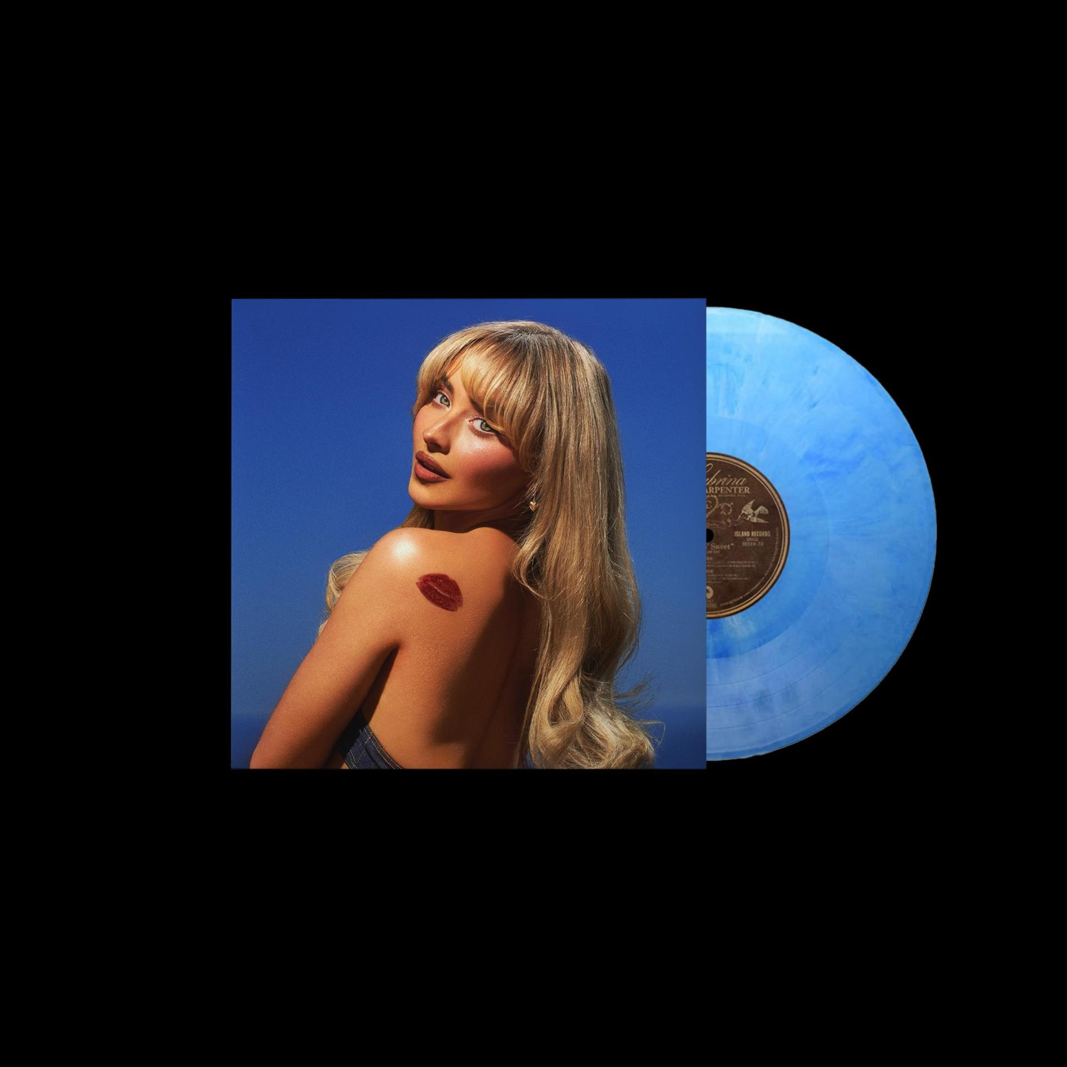Donna bionda con segno di bacio rosso sulla spalla, accanto a un disco in vinile blu.