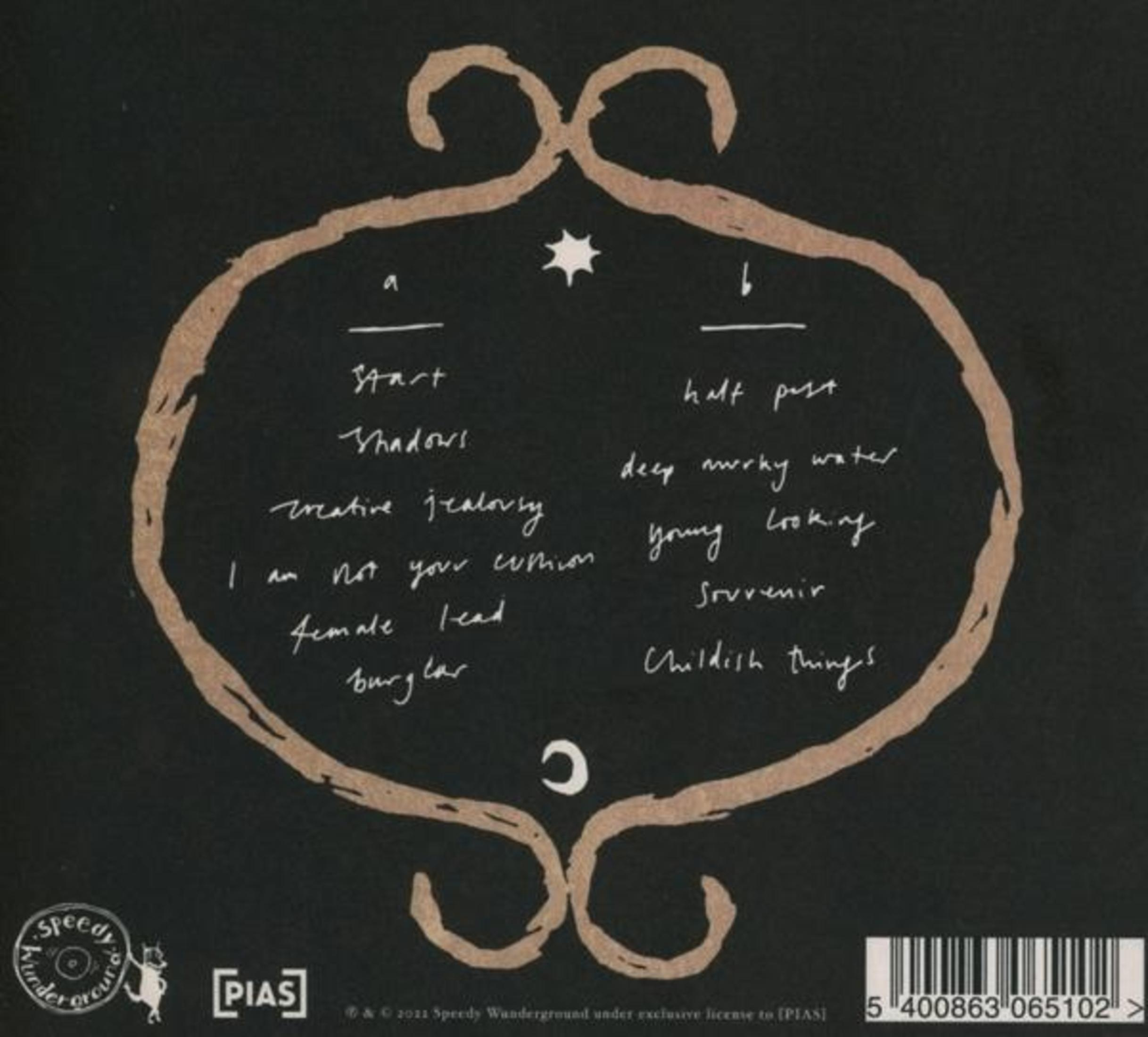 Sfondo nero con calligrafia beige che elenca i titoli delle canzoni.
