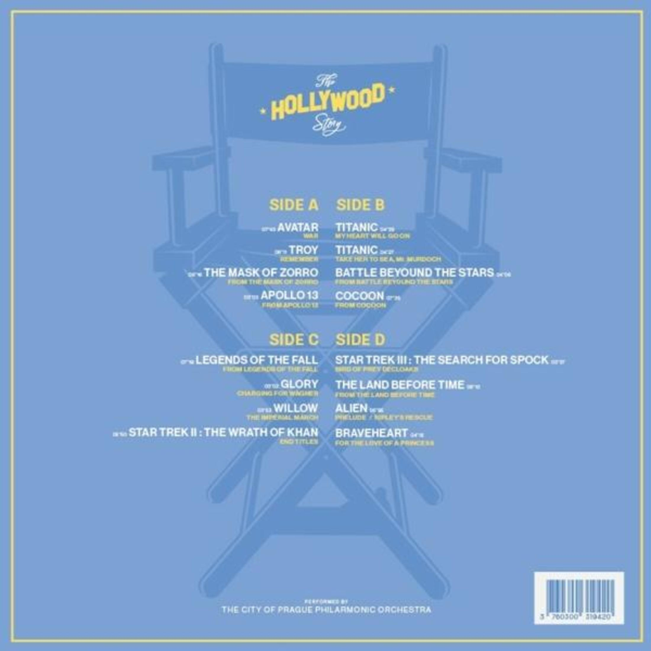Una sedia da regista blu con "The Hollywood Story" e titoli di film per i lati A, B, C, D.