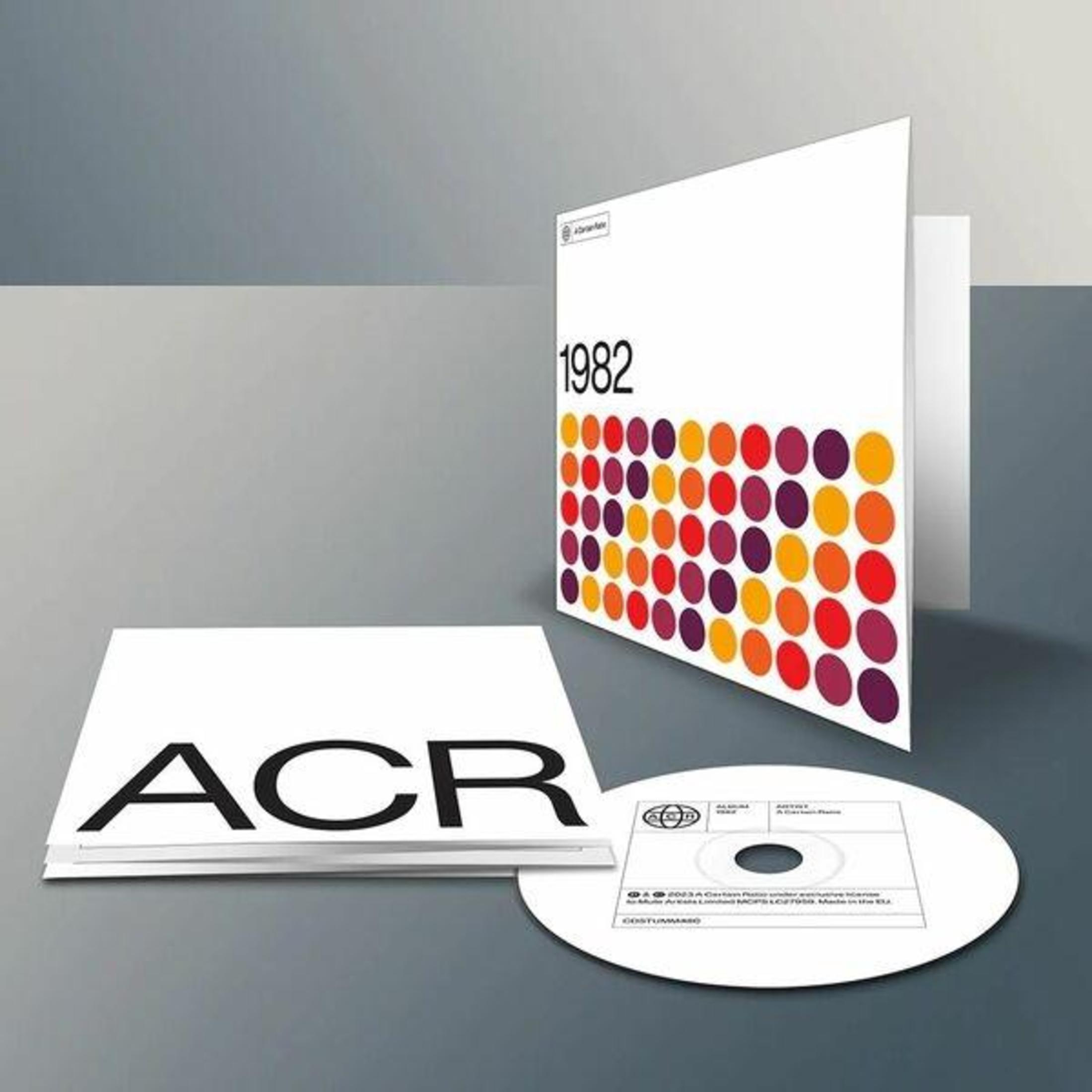 La copertina di un album CD e un CD giacciono su un tavolo.