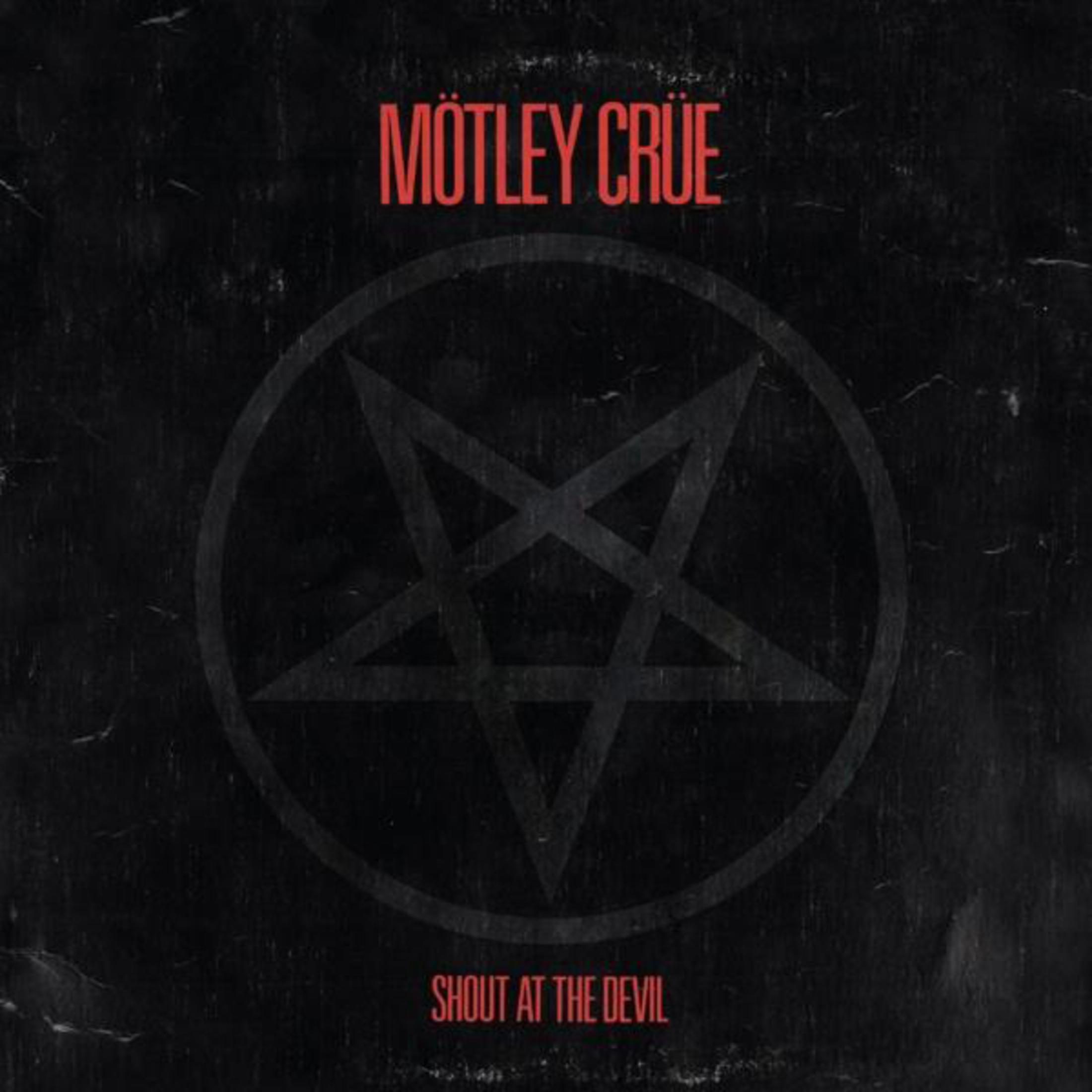 Sfondo nero con nome band rosso Mötley Crüe e titolo Shout at the Devil.
