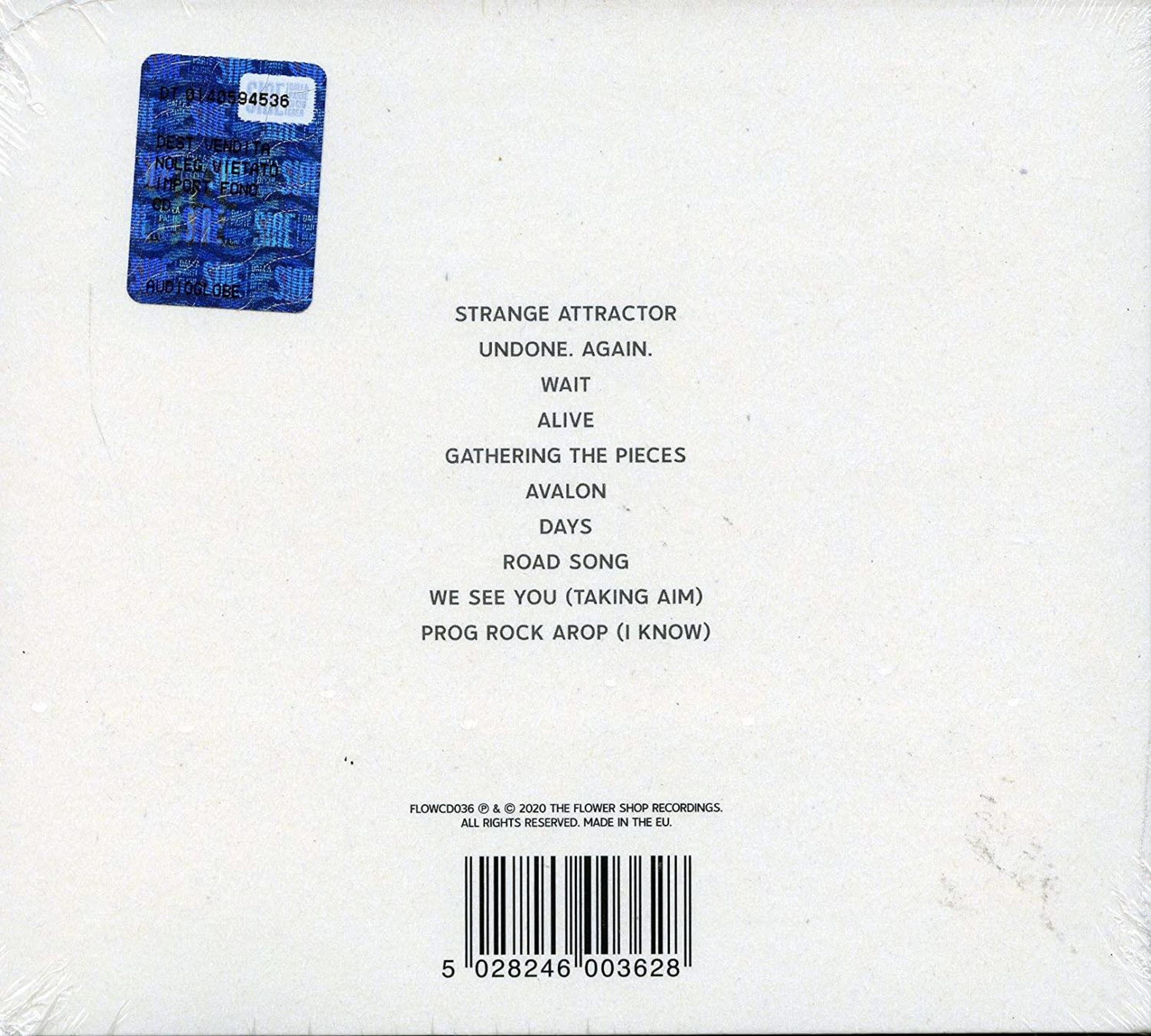 Un adesivo blu con testo e una tracklist su sfondo bianco.