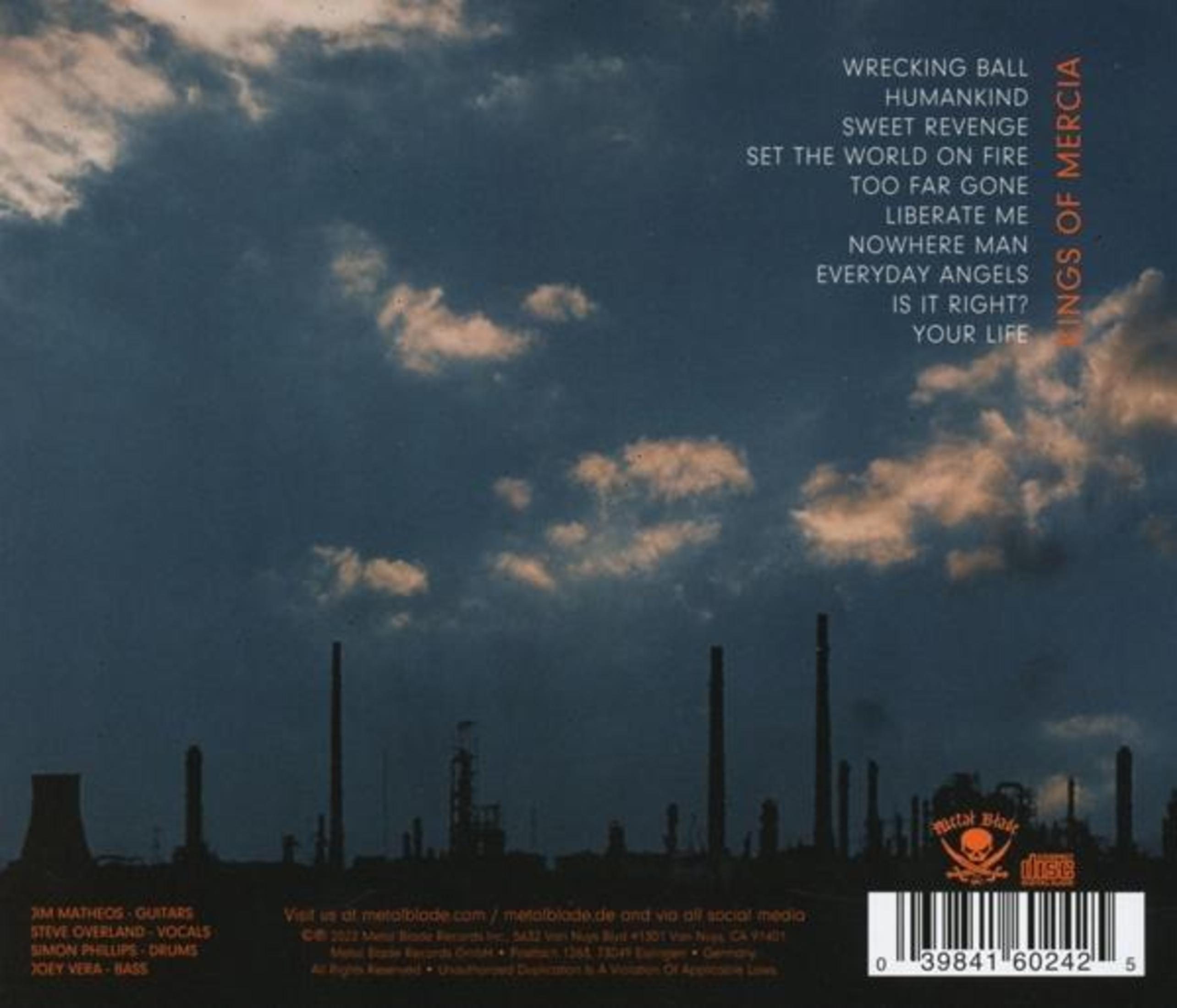 Paesaggio industriale sotto un cielo drammatico con titoli di canzoni.