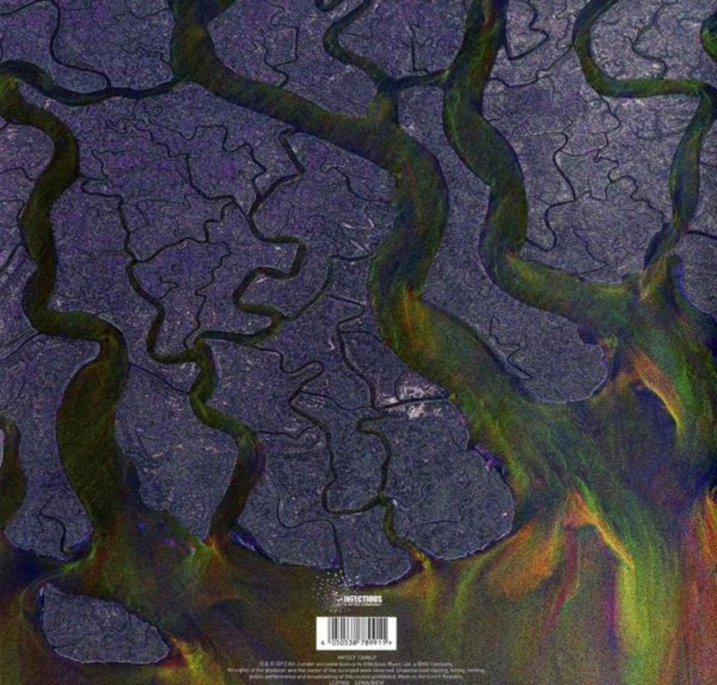 Delta fluviale con canali d'acqua verdi e viola sotto un cielo scuro.