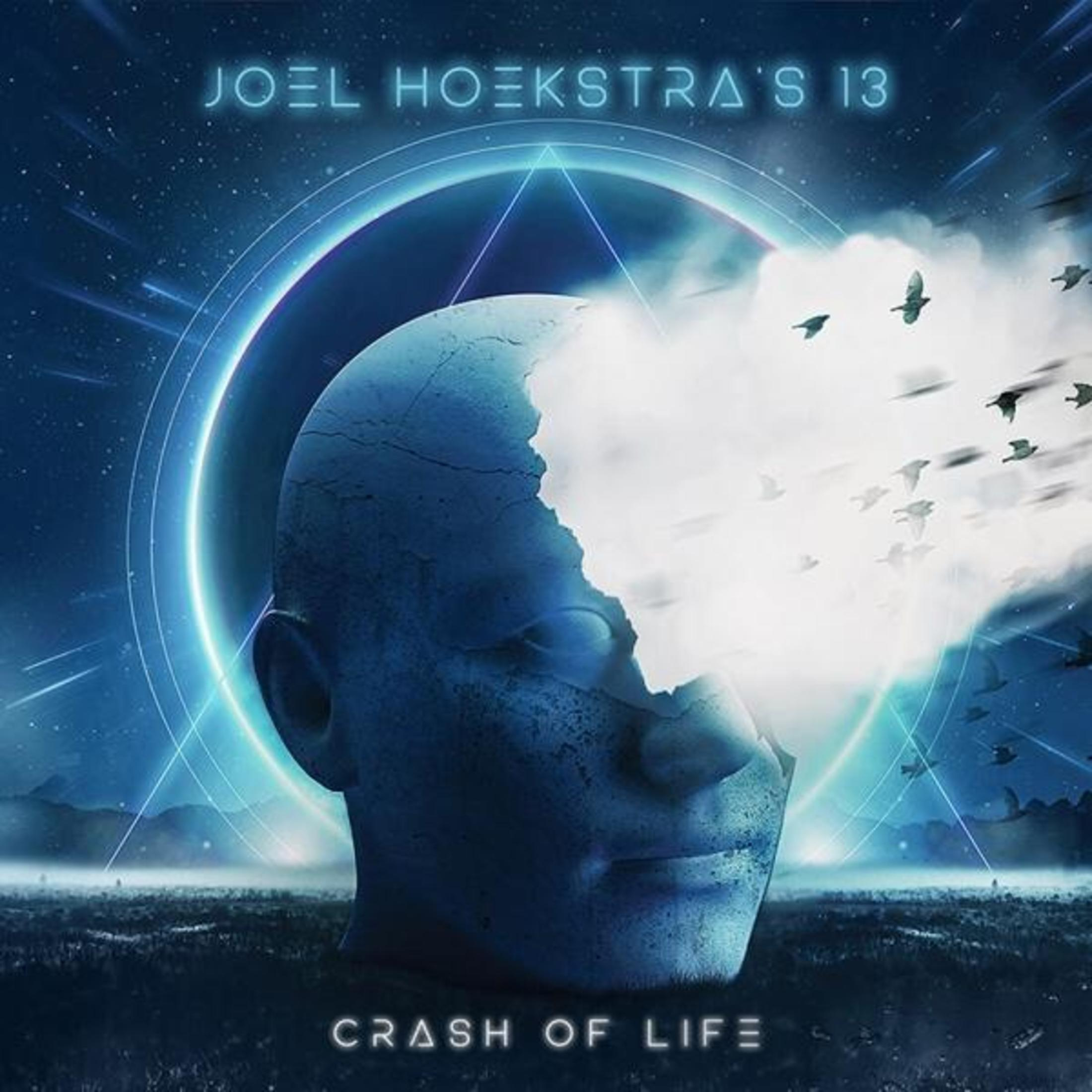 Profilo di testa blu con uccelli che volano dalla fronte. Joel Hoekstra's 13.