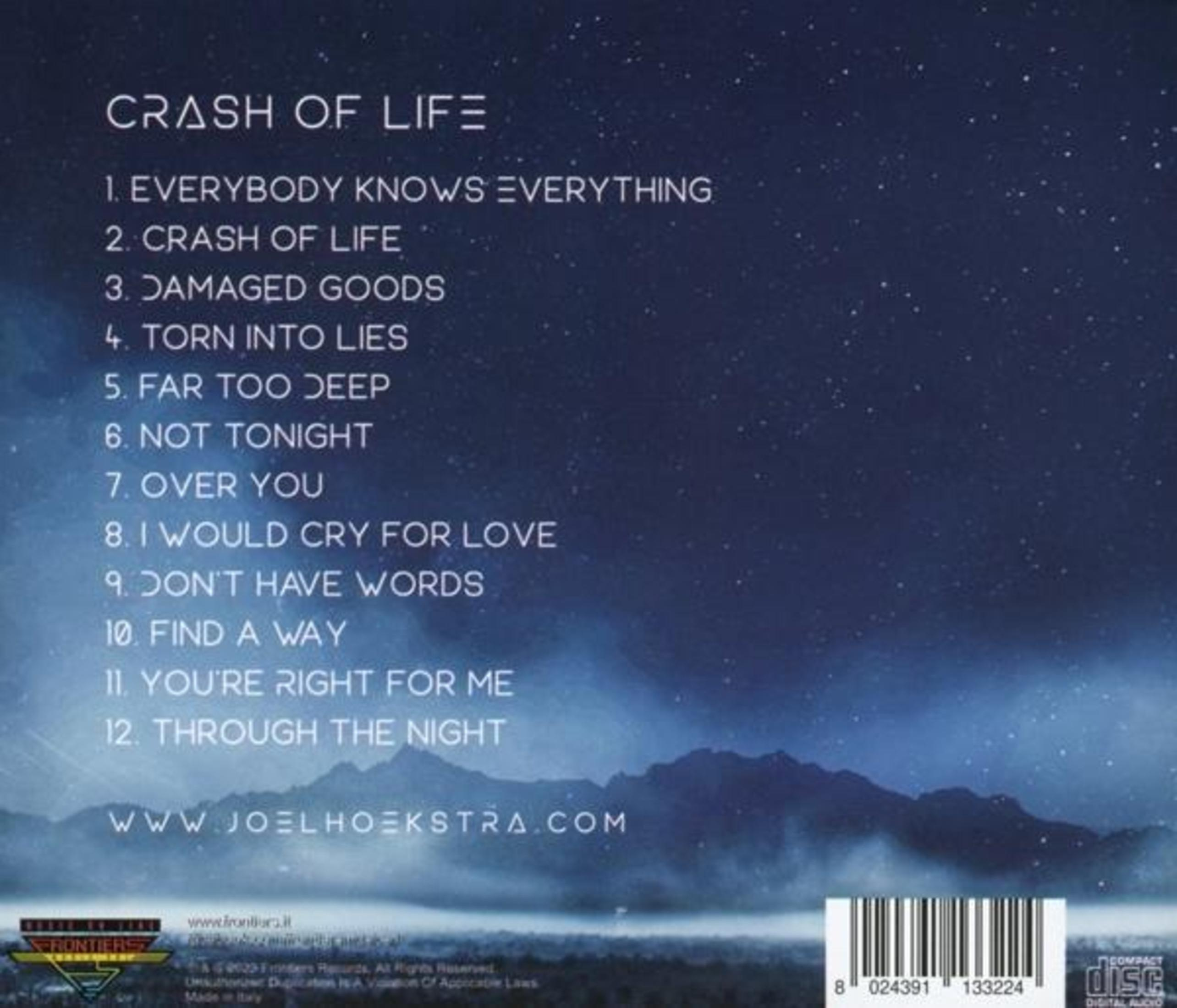 Titolo dell'album e elenco brani su sfondo di cielo stellato con montagne.