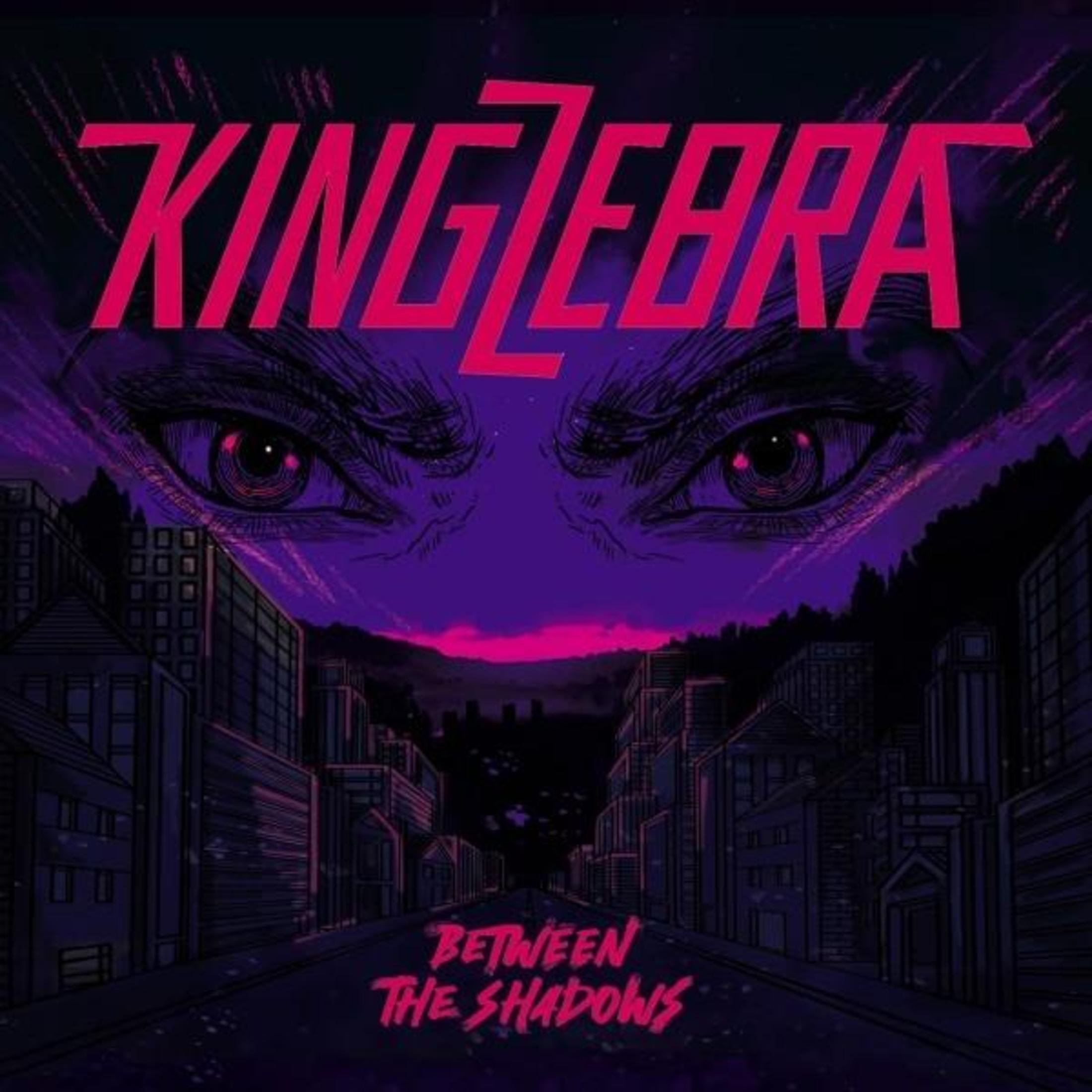 Primo piano di un occhio sopra una città di notte. Il titolo è King Zebra.