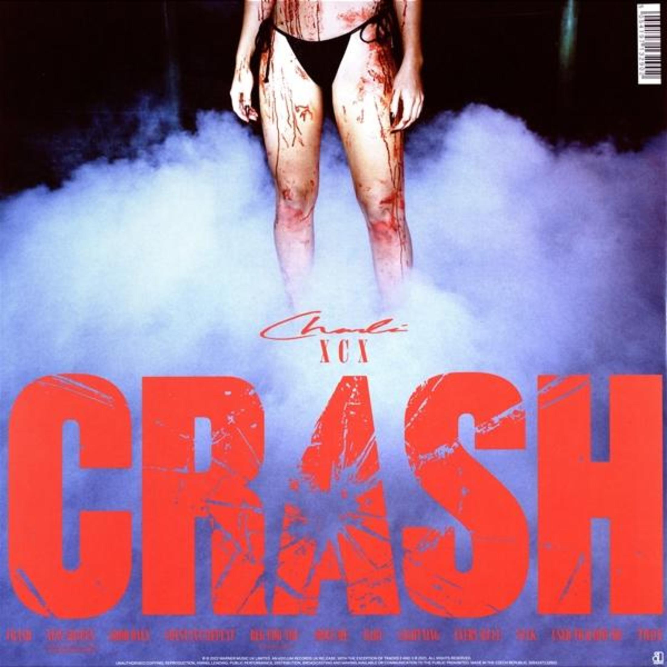 Gambe di donna in bikini nero, coperte di vernice rossa. Grande testo rosso 'CRASH'.