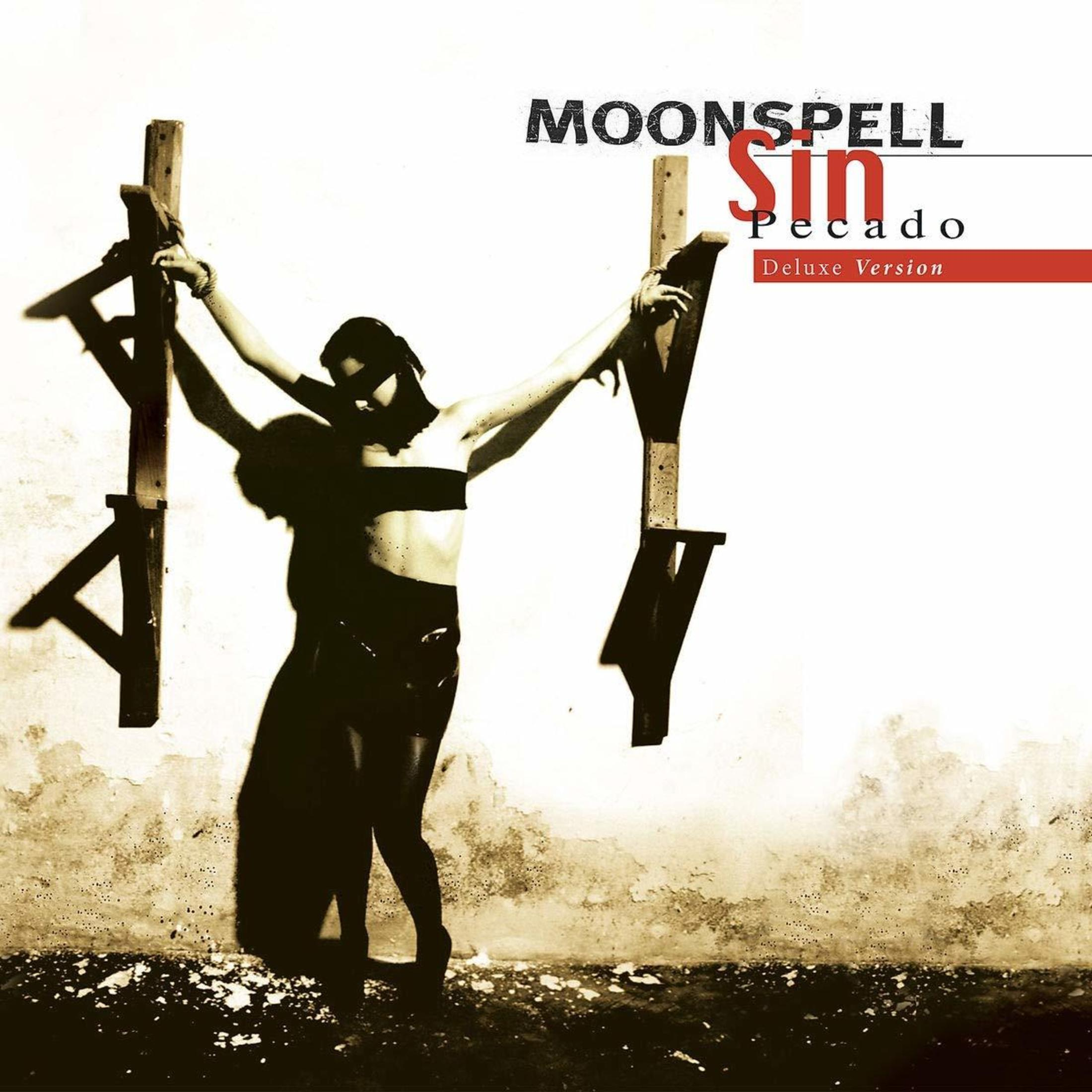 Una persona è legata a una croce di legno. Testo MOONSPELL SIN PECADO in alto.