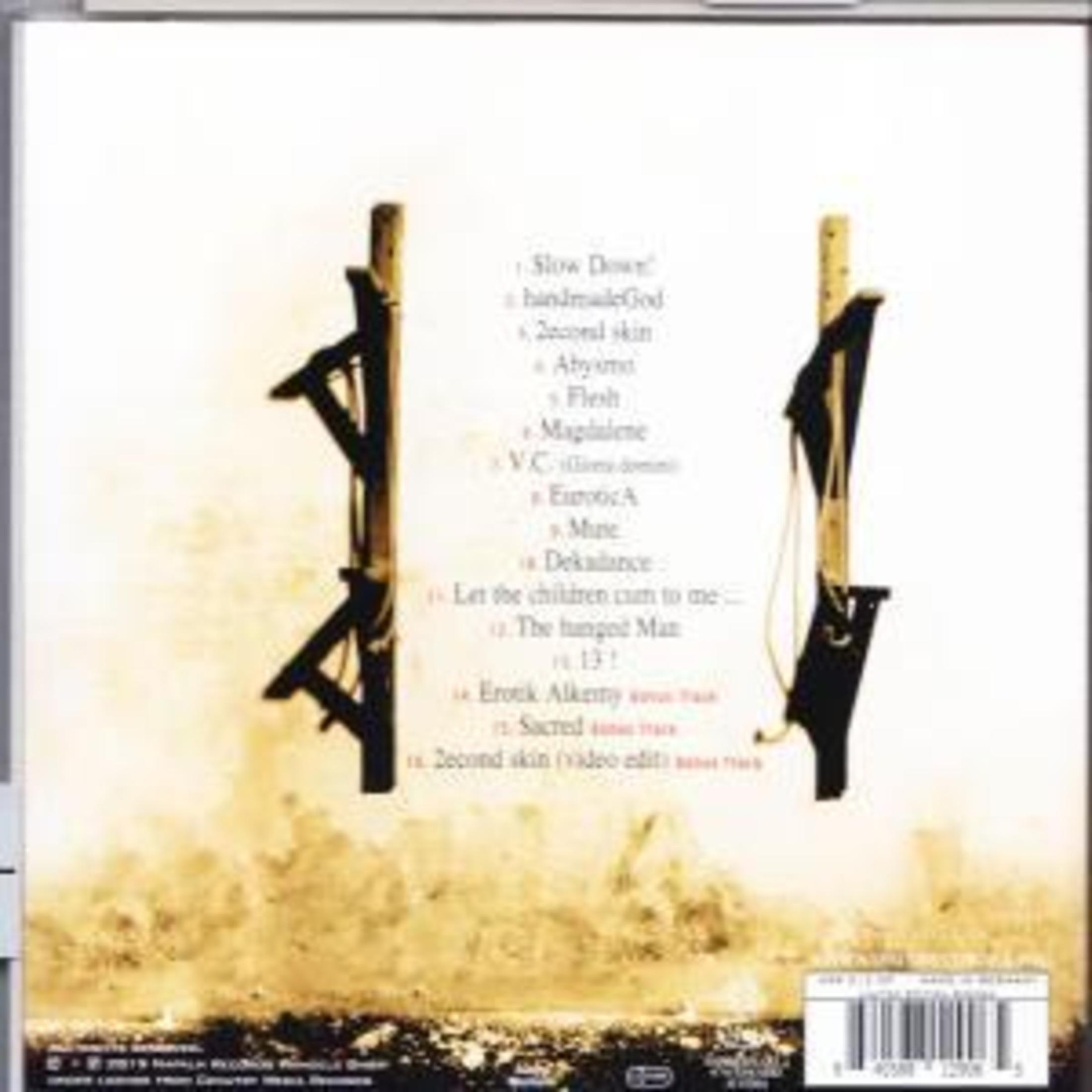 Retro copertina CD con elenco canzoni e motivo croce in legno.