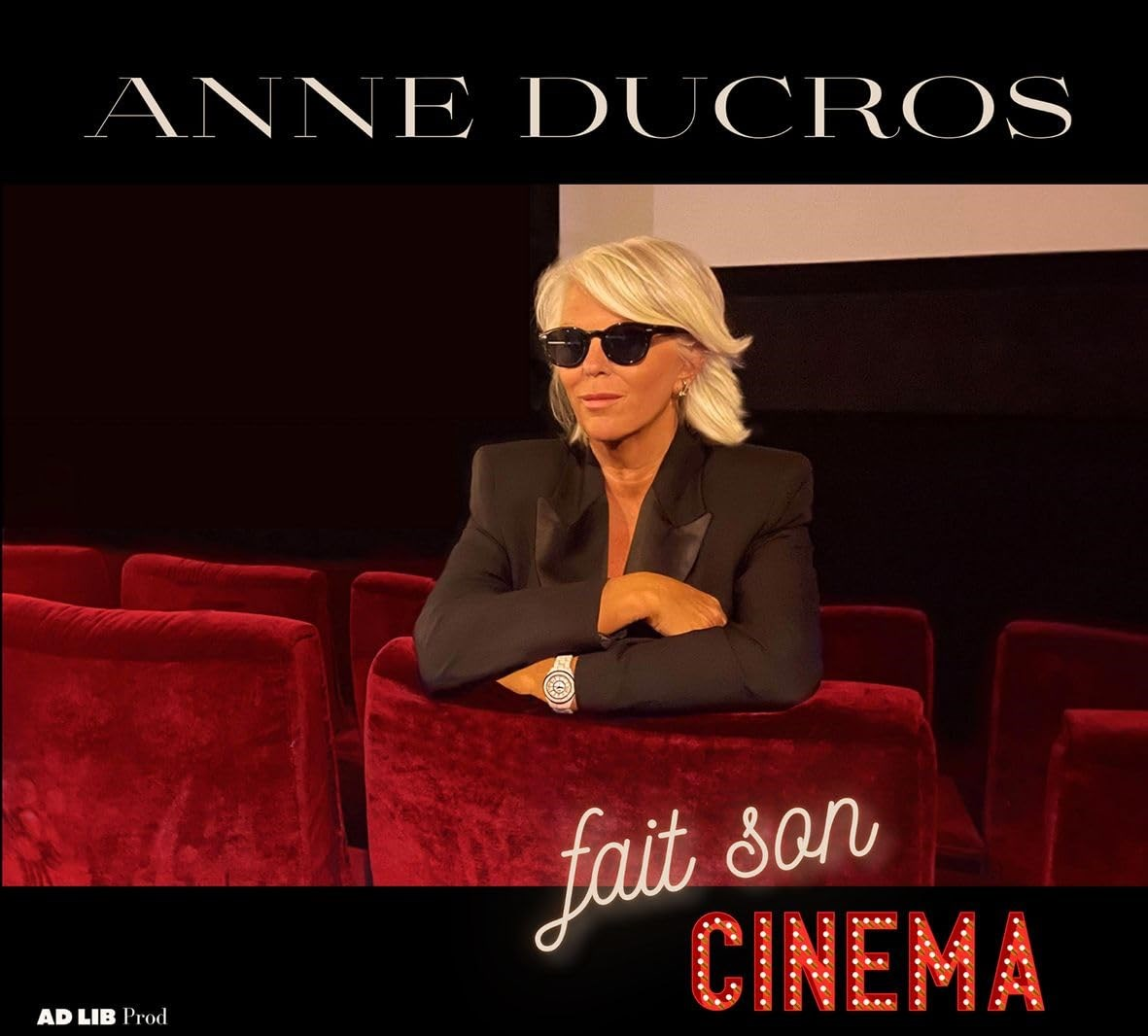 Donna con occhiali da sole seduta su poltrona rossa cinema. Testo: "fait son CINEMA".