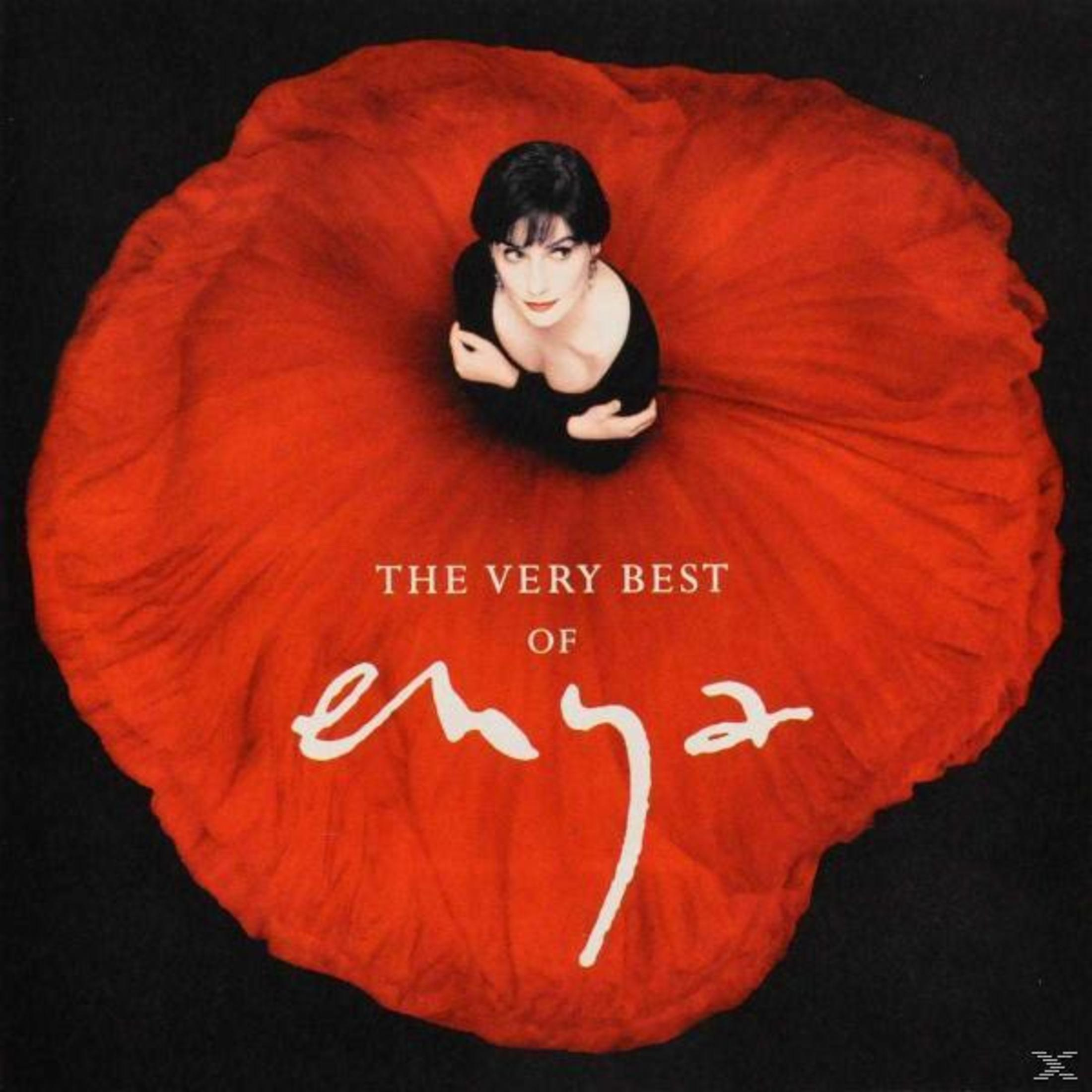 Enya è seduta in un abito rosso che assomiglia a un fiore. Il suo nome è bianco.