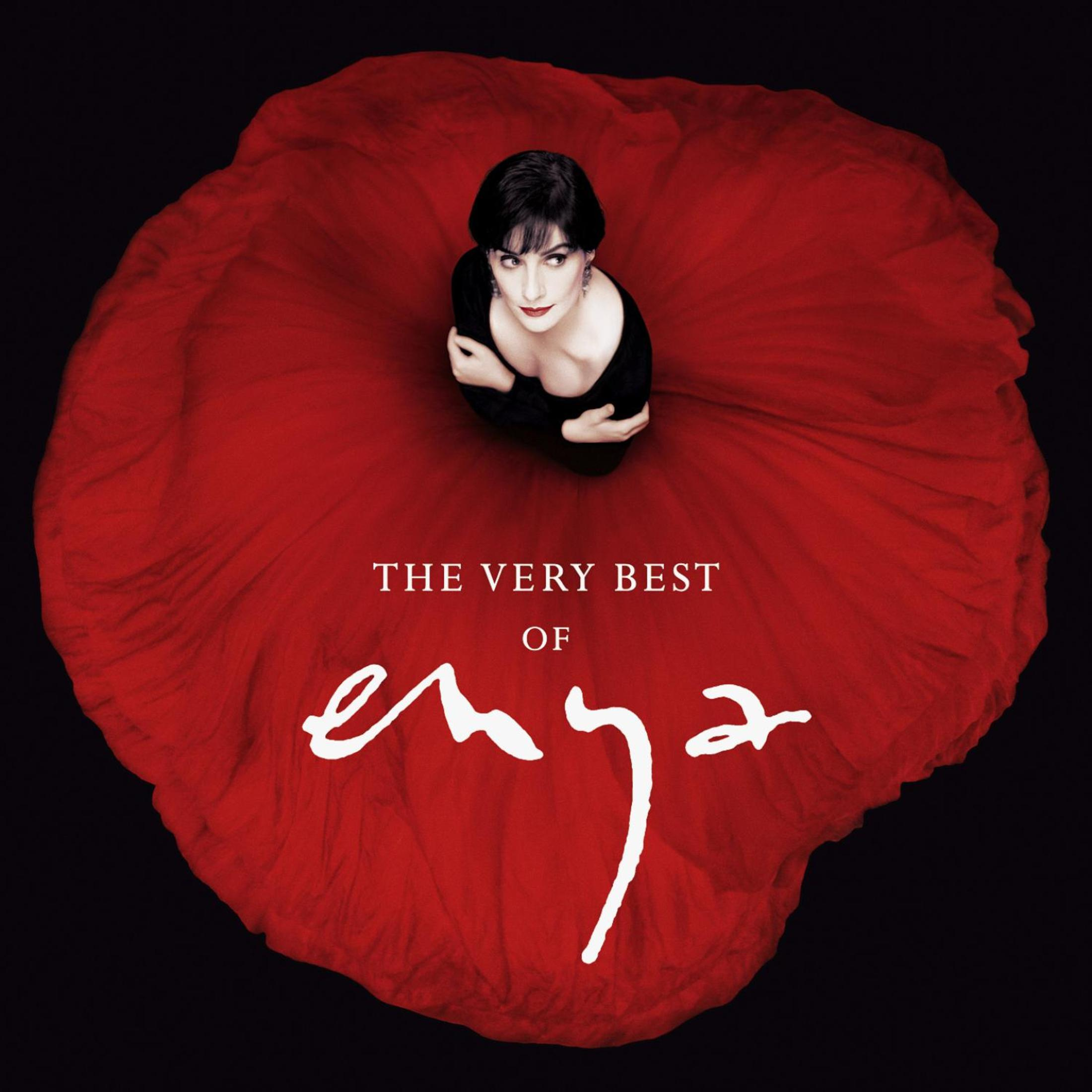 Donna in abito nero seduta su tessuto rosso, titolo album.