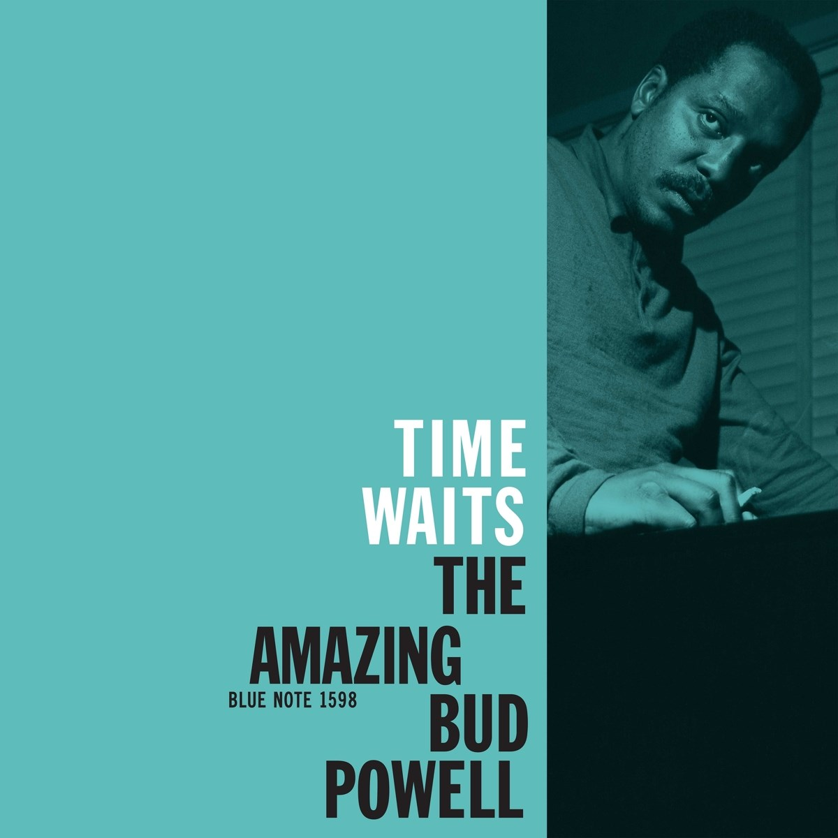 Uomo con baffi guarda la telecamera. Testo "Time Waits The Amazing Bud Powell" accanto.