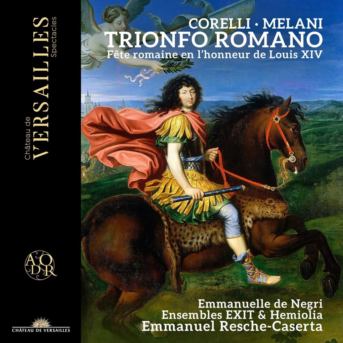 Un uomo cavalca un cavallo, vestito con armatura romana e mantello rosso. Testo: Versailles.