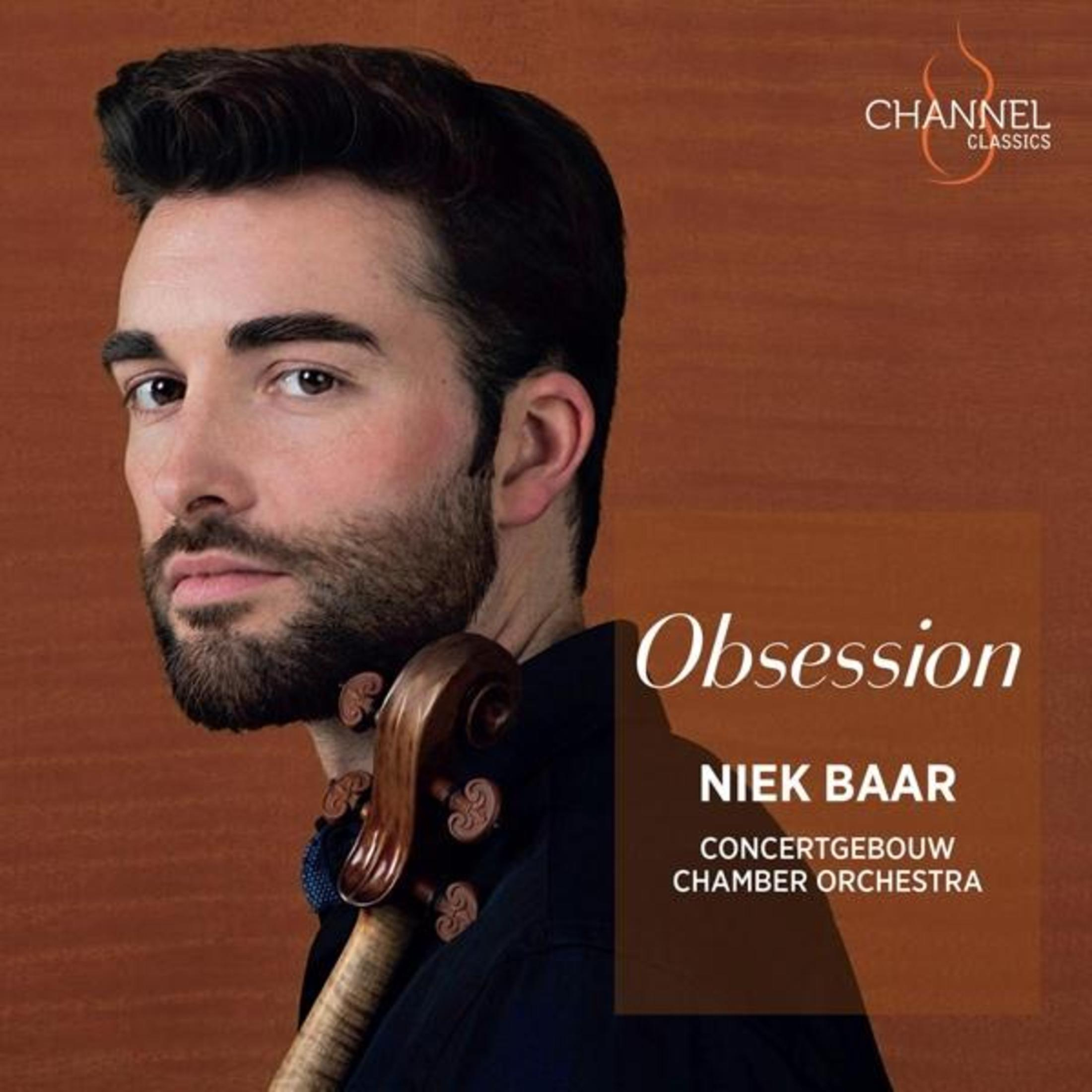 Un uomo con capelli e barba scuri tiene un violino. Titolo: Obsession.
