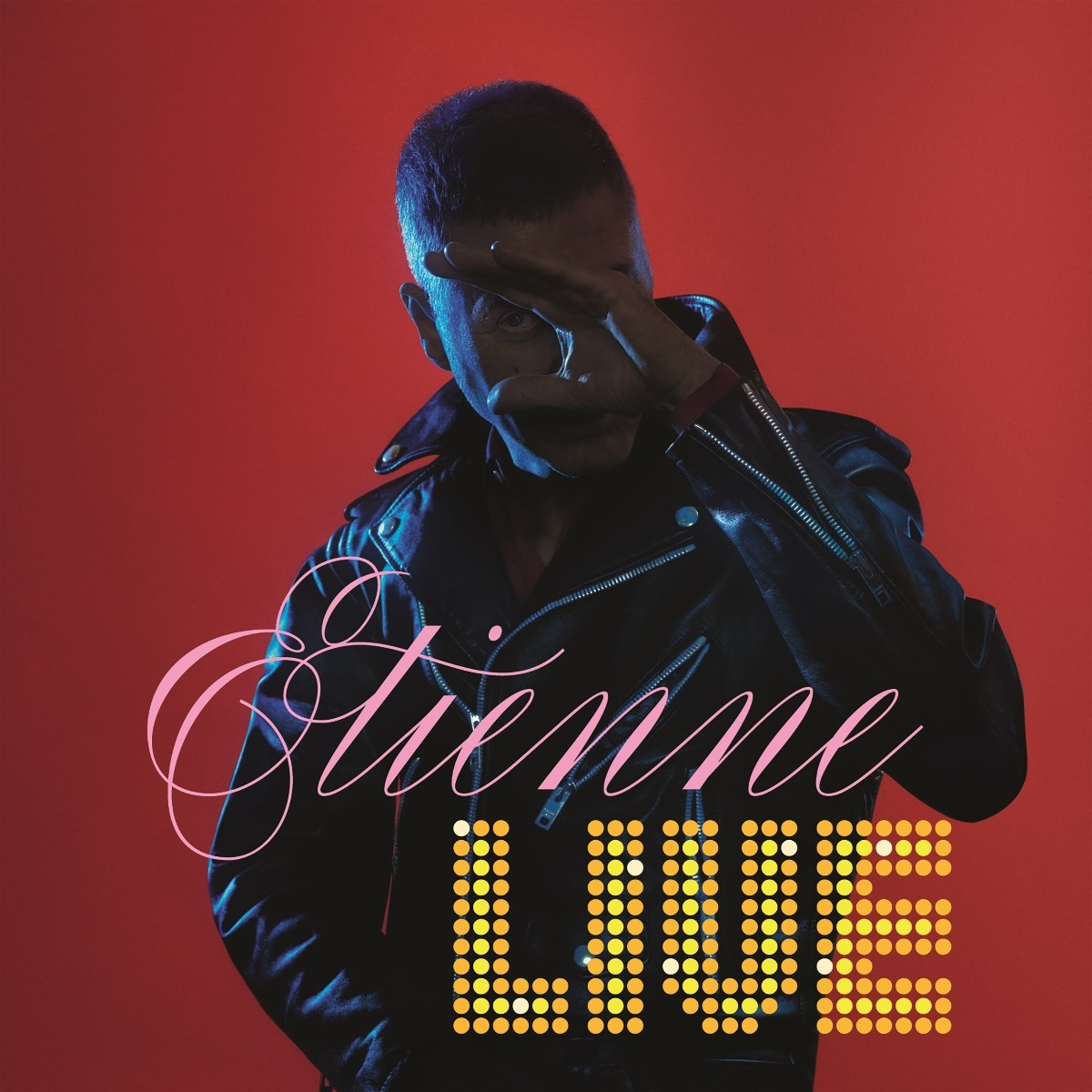 Uomo in giacca di pelle si copre un occhio, sfondo rosso, testo "Etienne LIVE".