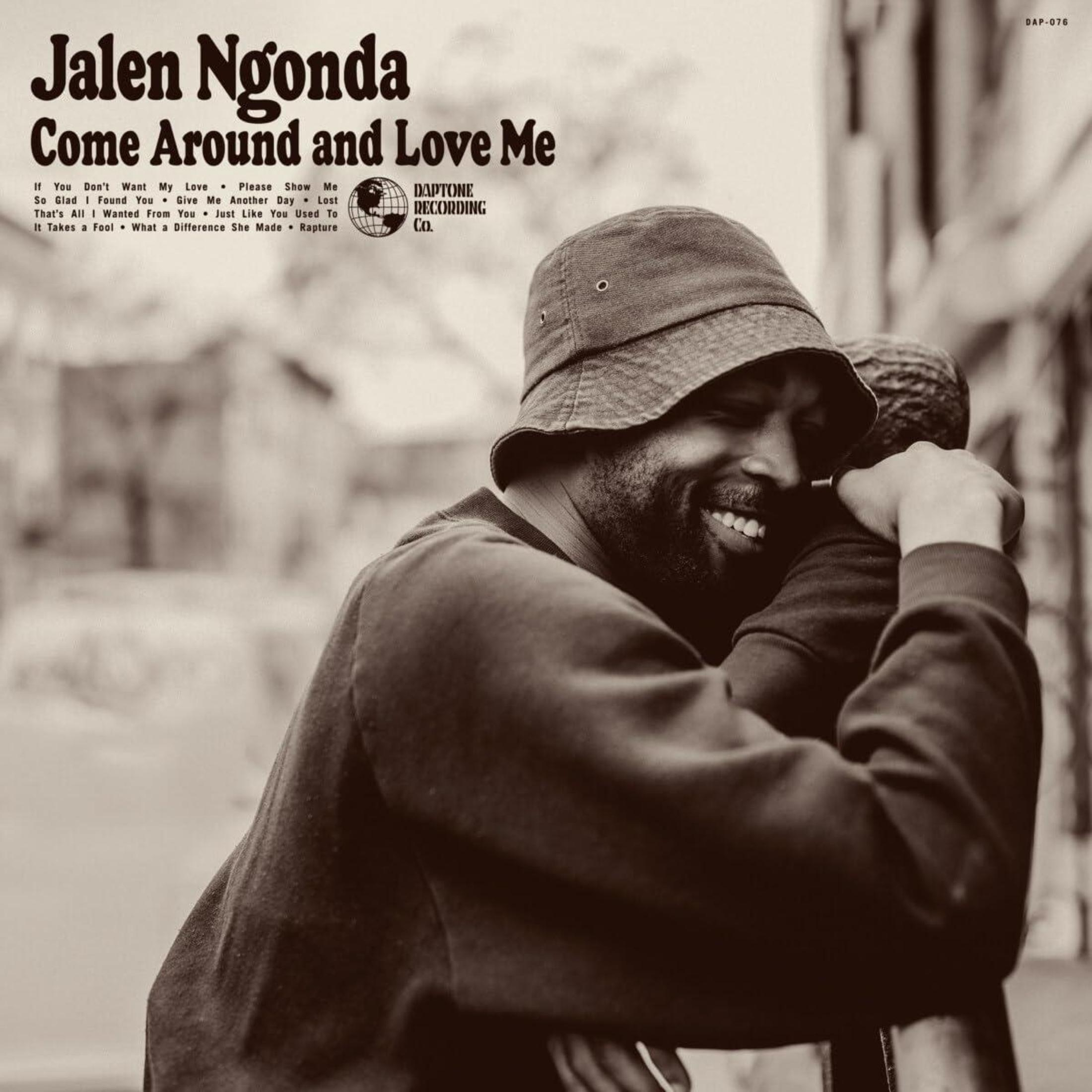 Uomo con cappello a secchiello sorride; copertina album Jalen Ngonda.