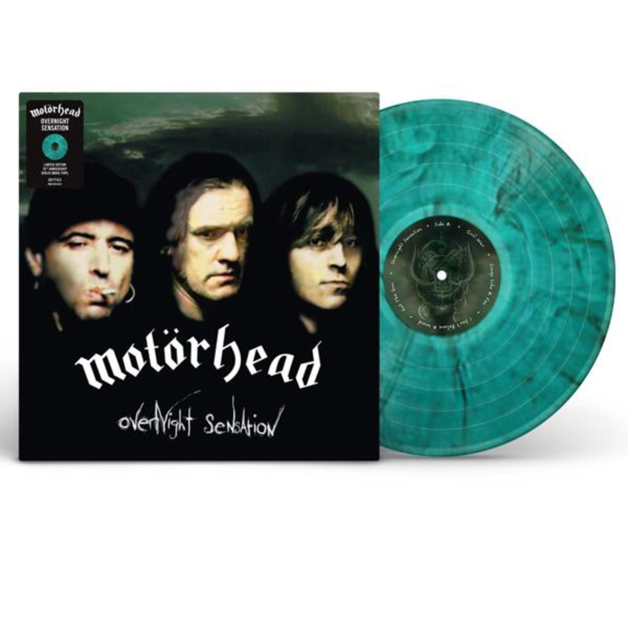 Motörhead albumcover met bandfoto's en een turquoise vinylplaat.