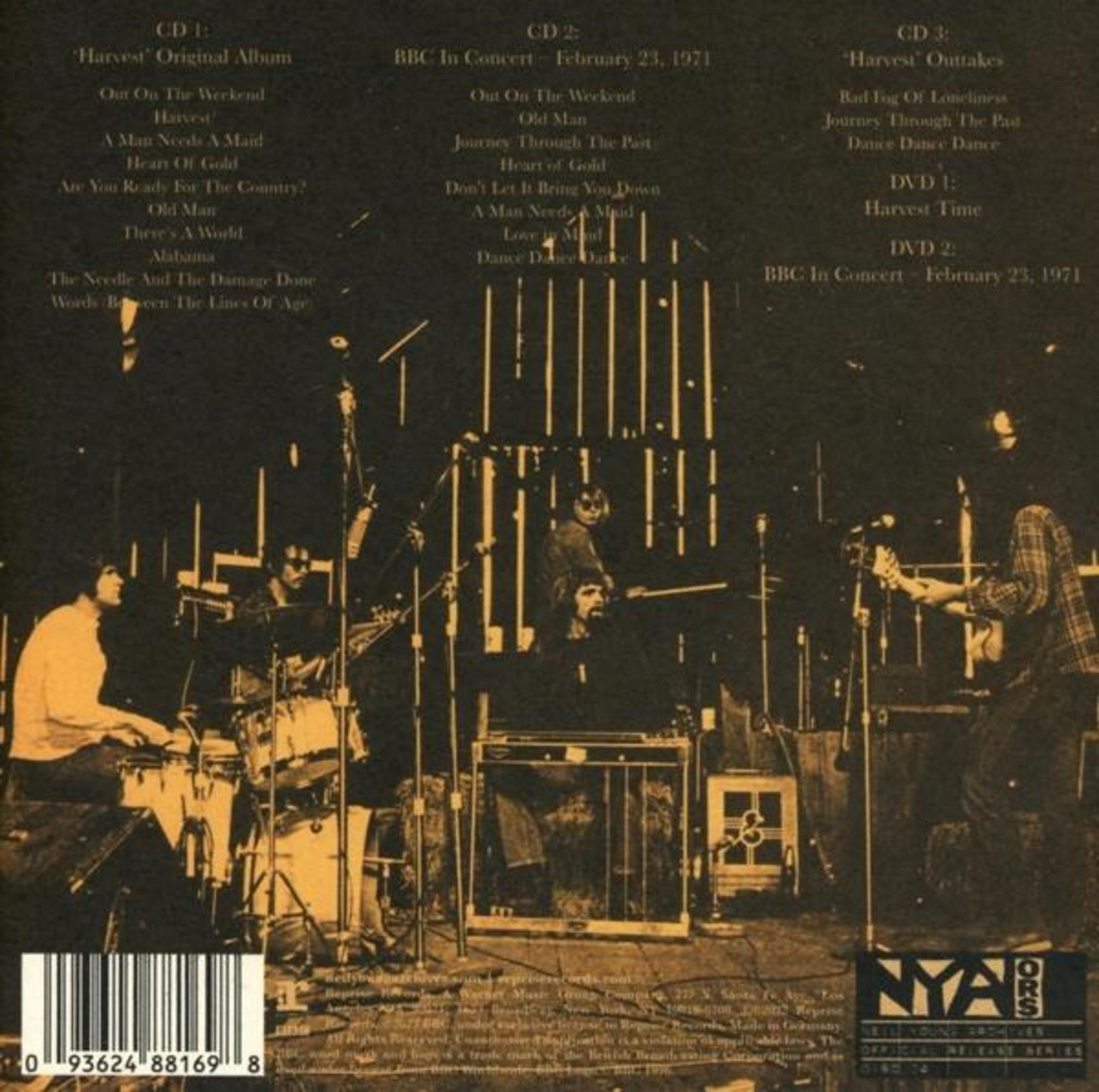 A band performs on stage with drums and guitars. Tracklist is visible.