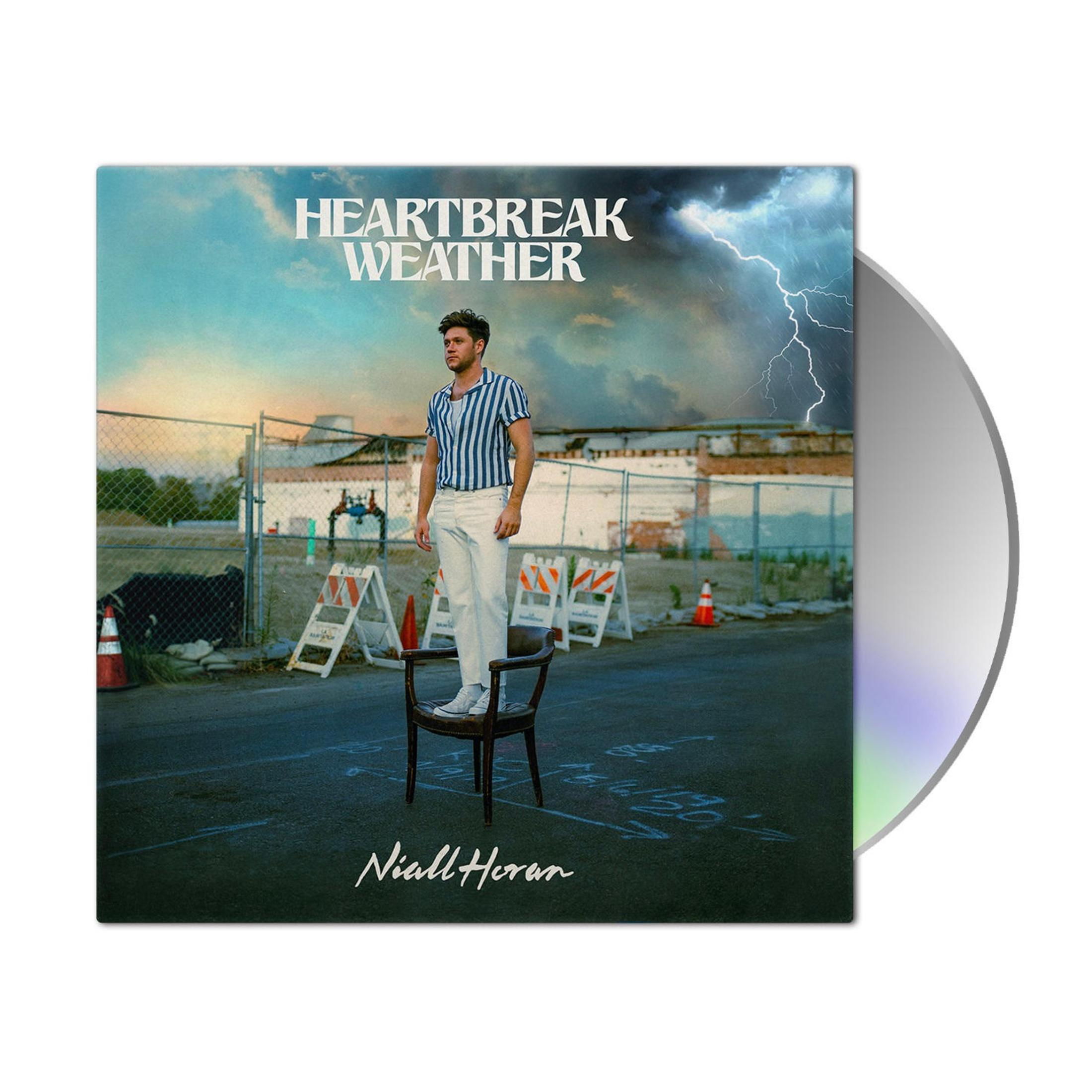 Uomo su sedia davanti a tempesta con fulmini, copertina "Heartbreak Weather".