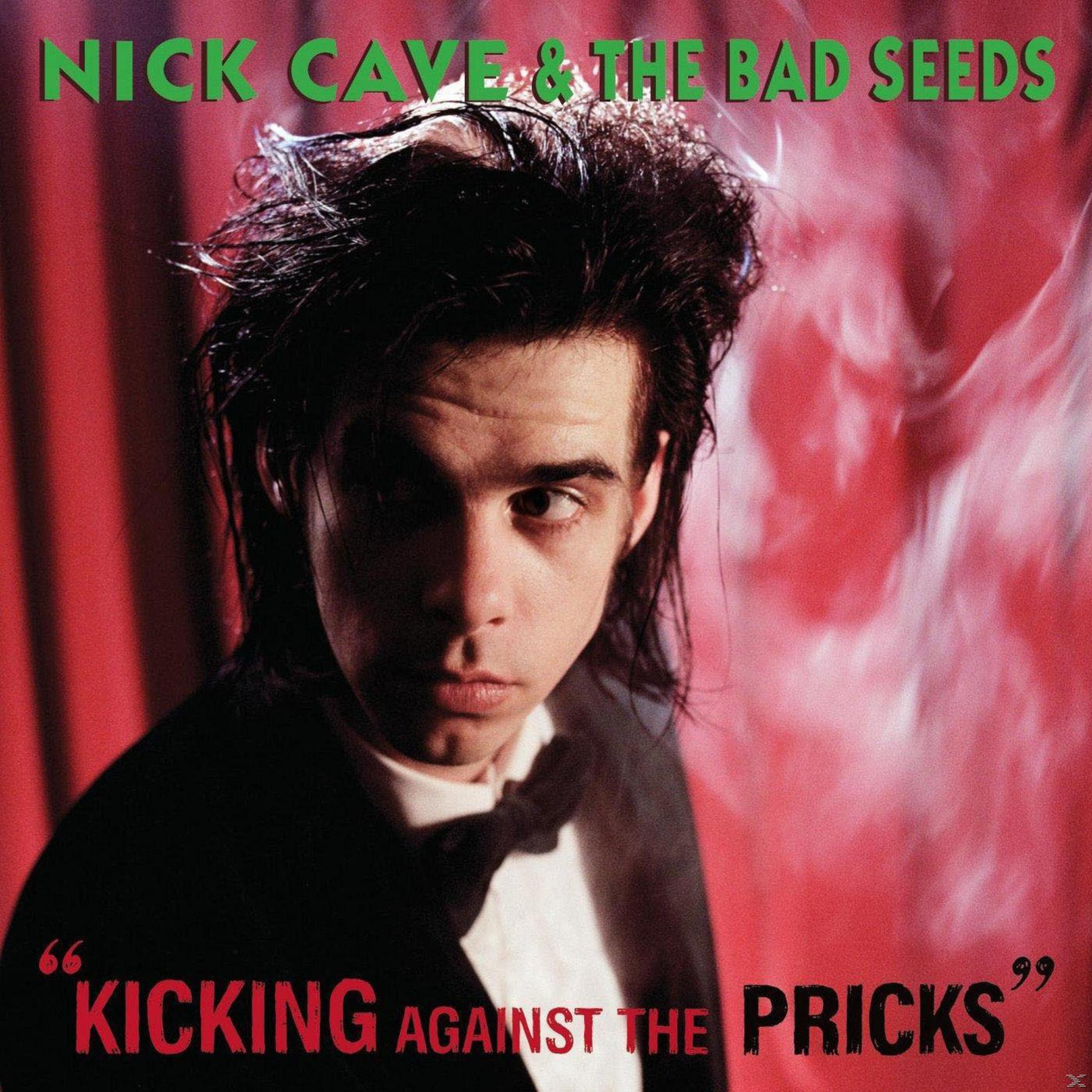 Nick Cave guarda a destra. Testo verde in alto, testo rosso in basso.