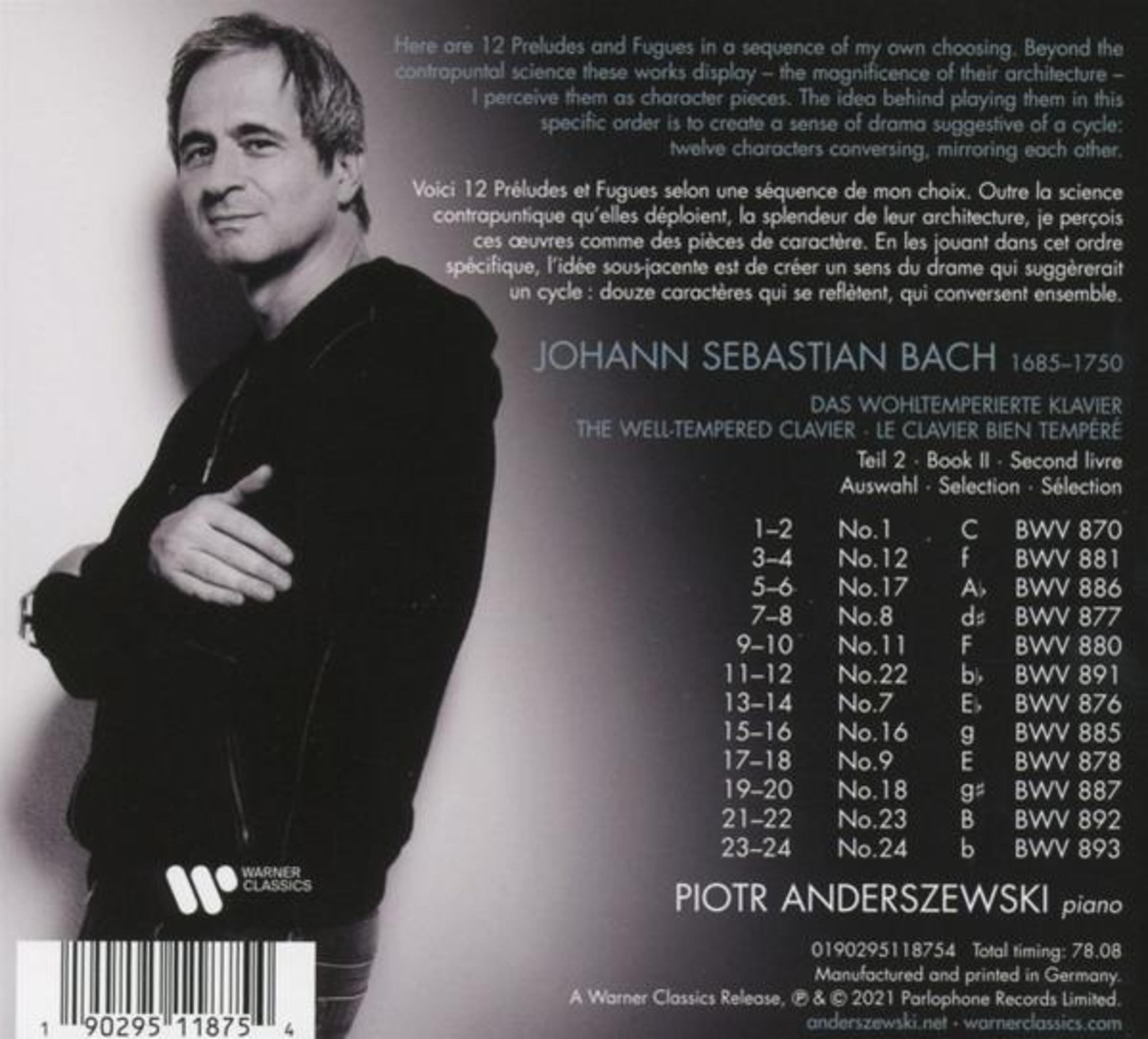 Il pianista Piotr Anderszewski su sfondo scuro, con testo sulle opere per tastiera di Bach.