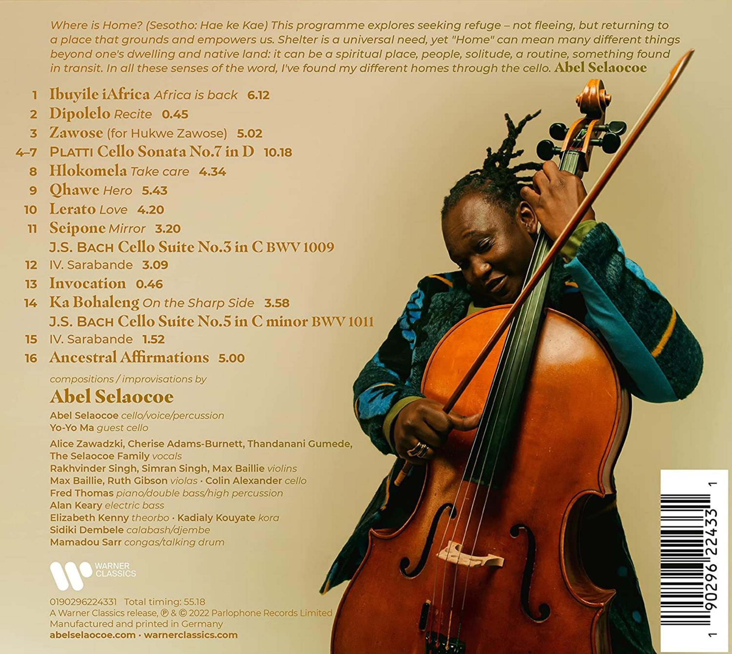 Un uomo suona il violoncello, con un elenco di brani musicali e artisti sullo sfondo.