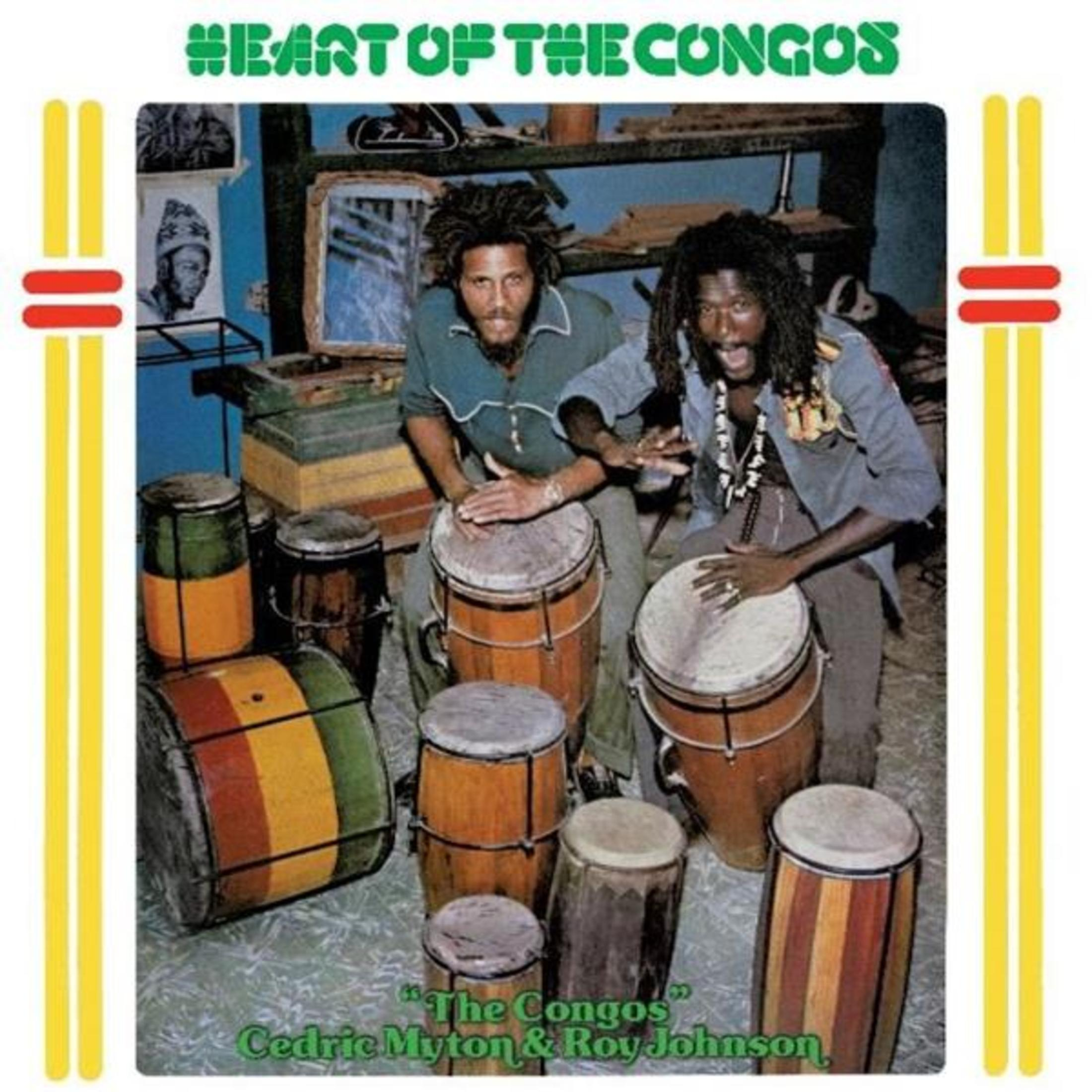 Due uomini con dreadlocks suonano tamburi. Testo verde "Heart of the Congos".