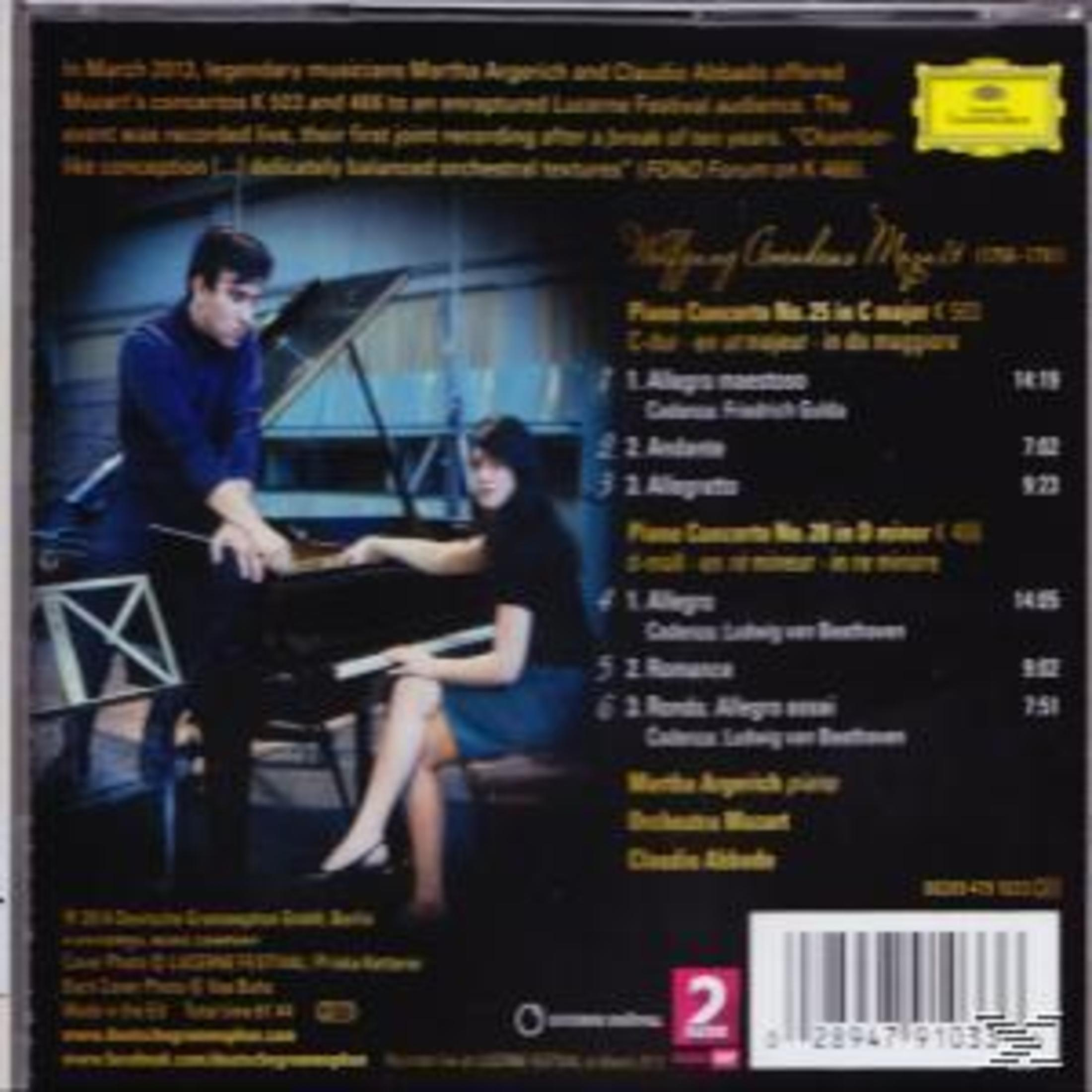 Mannen en vrouwen aan de piano, bladmuziek en barcode op albumhoes.