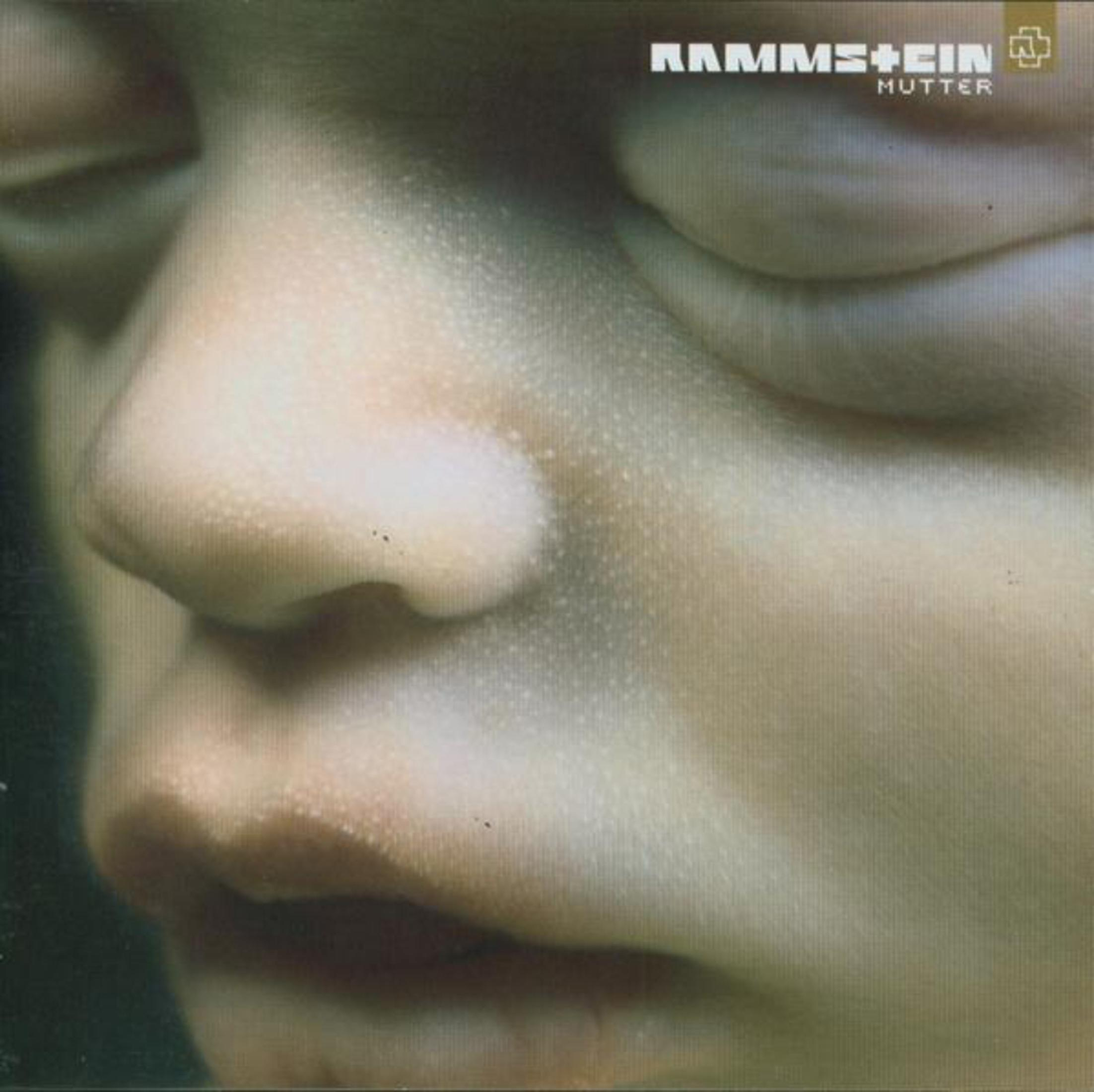 Primo piano di un volto con logo Rammstein e titolo album 'Mutter'.