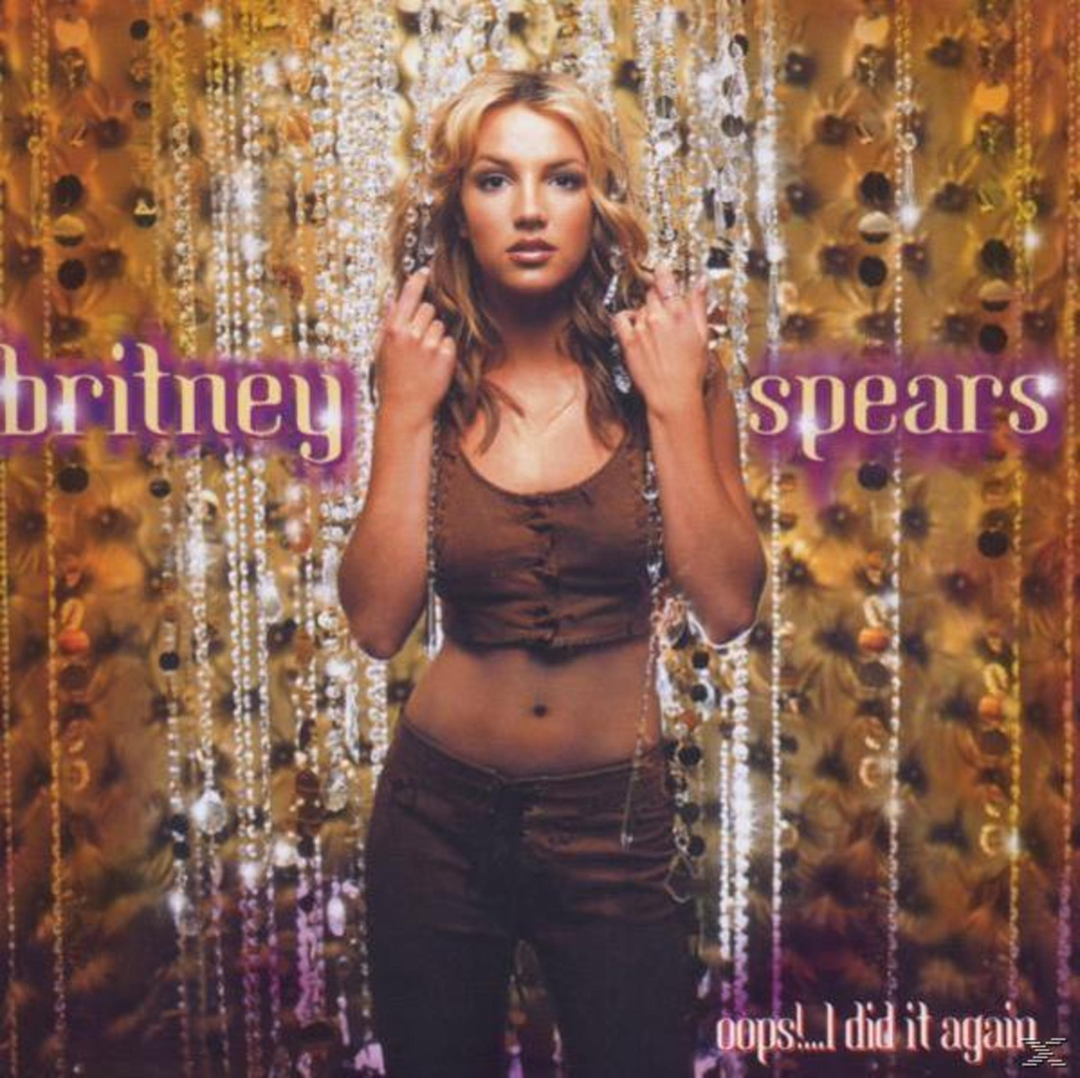 Britney Spears è davanti a uno sfondo scintillante in un outfit marrone.