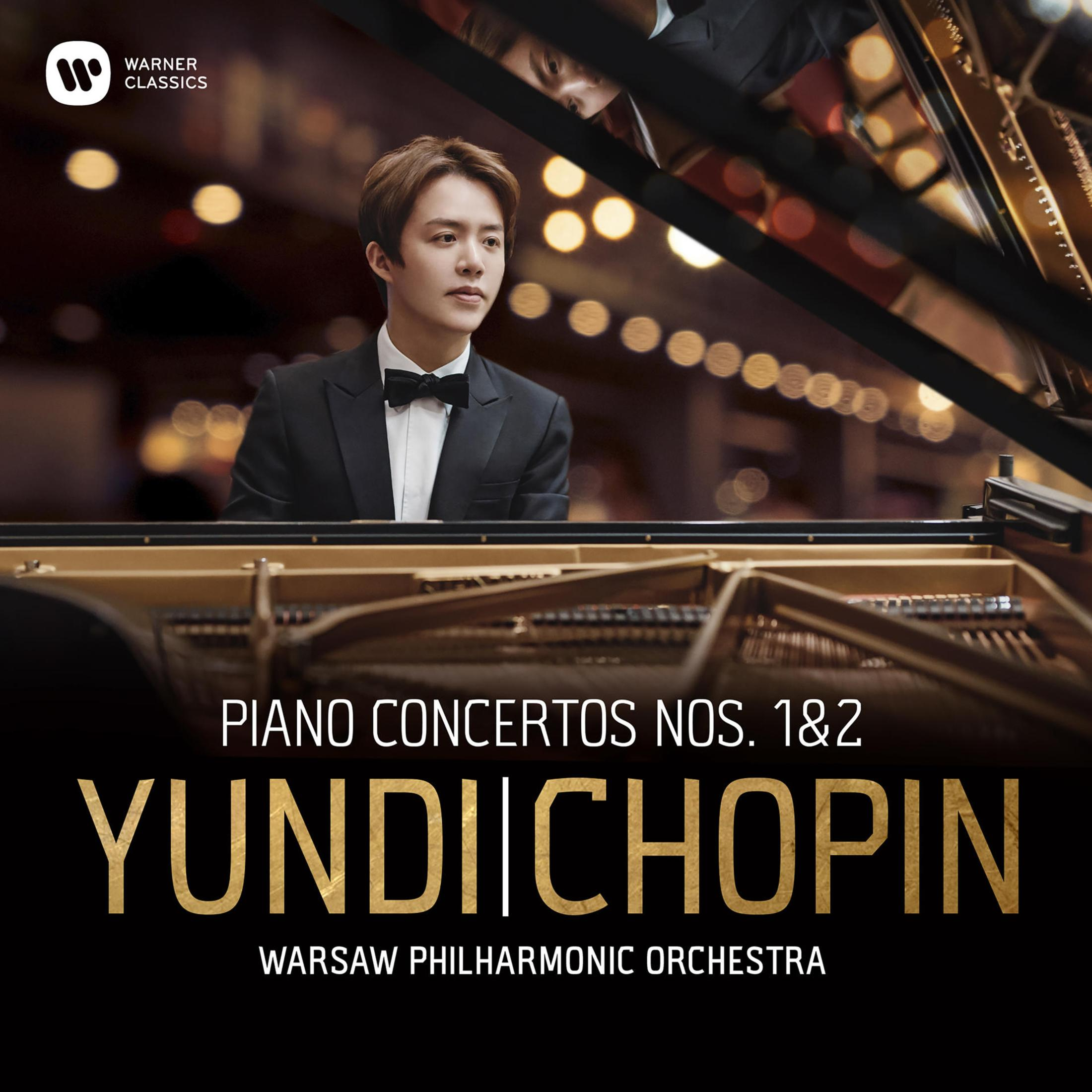 Un uomo in abito nero suona il pianoforte. Logo Warner Classics.