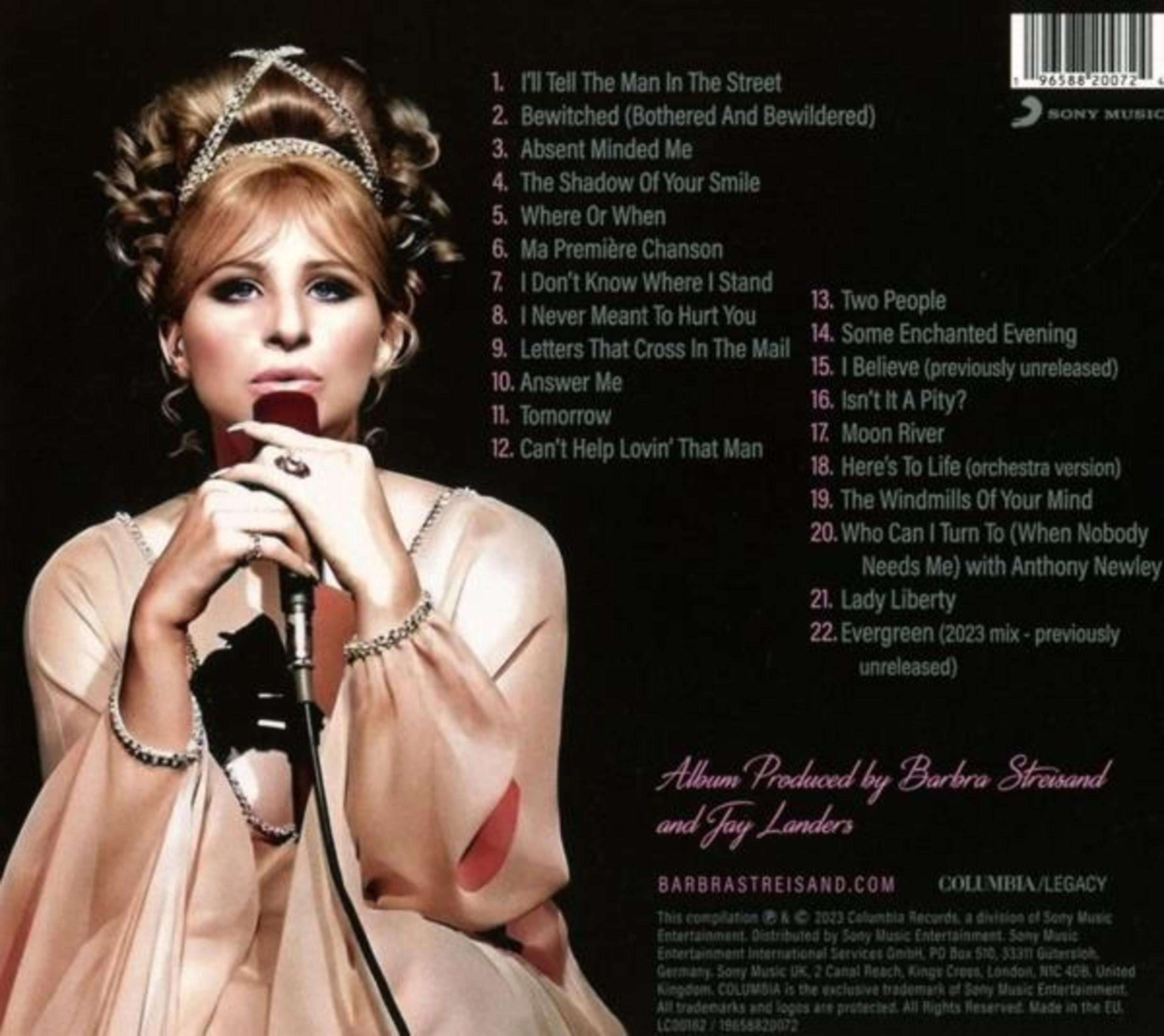 Barbra Streisand in abito rosa con microfono, lista canzoni sullo sfondo.