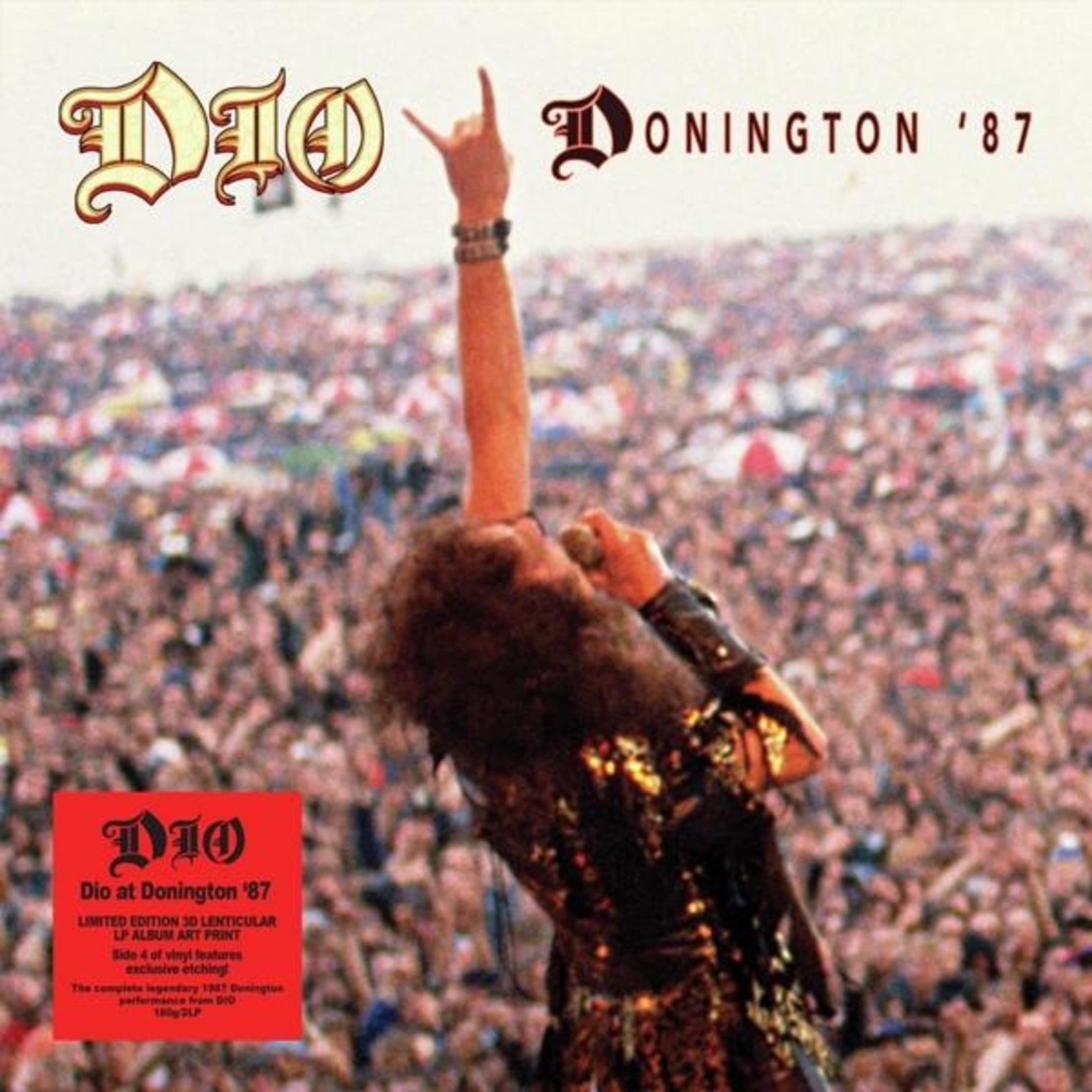 Ronnie James Dio si esibisce sul palco davanti a una folla. "DIO DONINGTON '87" in alto.